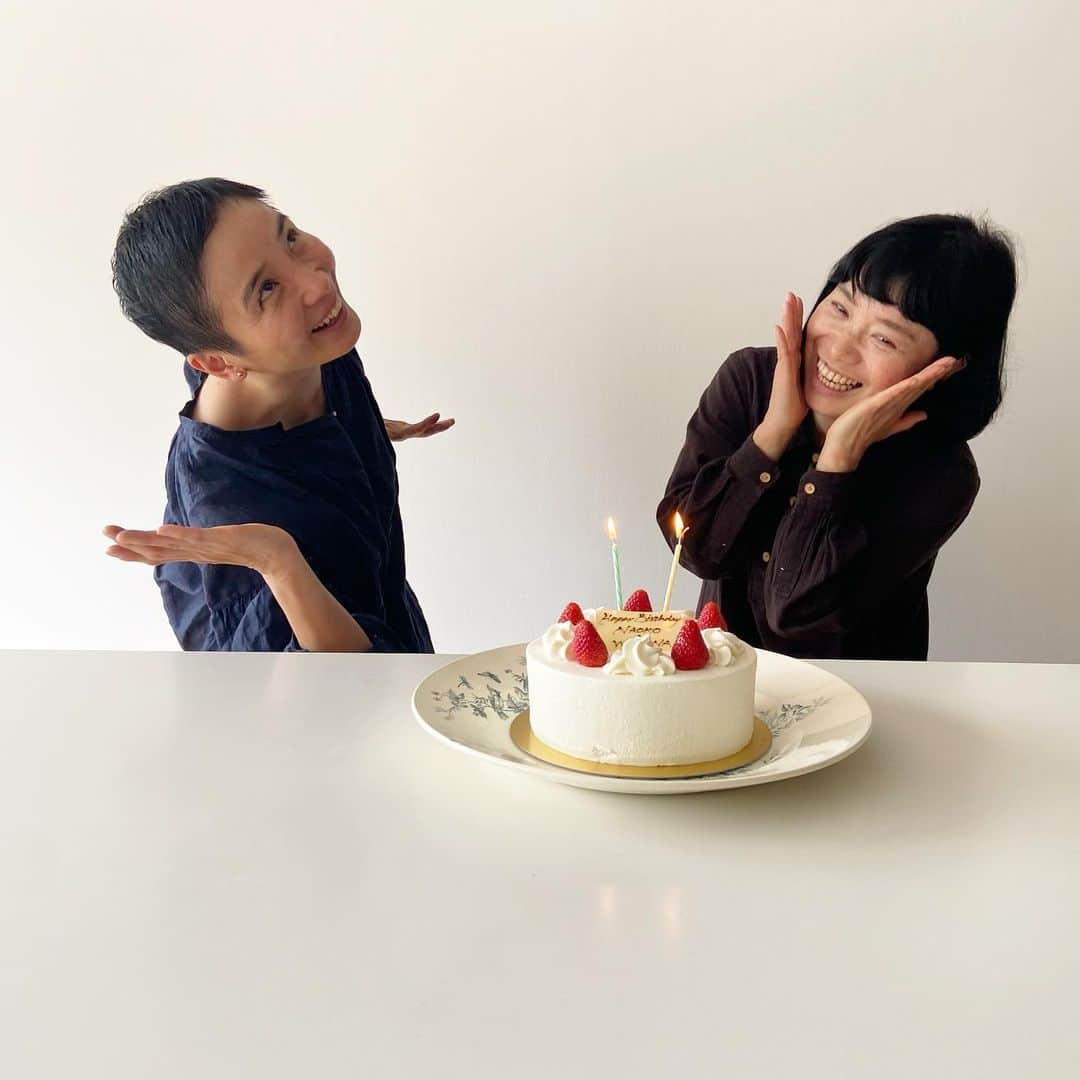 渡辺有子さんのインスタグラム写真 - (渡辺有子Instagram)「今日の「&premium」連載撮影。撮影後に、このおふたりの合同バースデー🎂をサプライズでしたらこんなに喜んでくれた😂　 おめでとう🎈🎈  いつも笑わせてくれて、ありがとう。」4月6日 23時09分 - yukowatanabe520