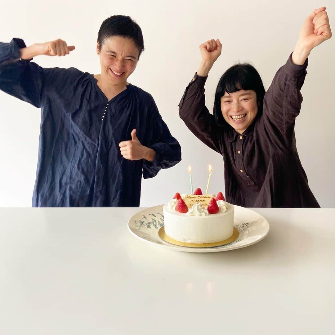 渡辺有子さんのインスタグラム写真 - (渡辺有子Instagram)「今日の「&premium」連載撮影。撮影後に、このおふたりの合同バースデー🎂をサプライズでしたらこんなに喜んでくれた😂　 おめでとう🎈🎈  いつも笑わせてくれて、ありがとう。」4月6日 23時09分 - yukowatanabe520