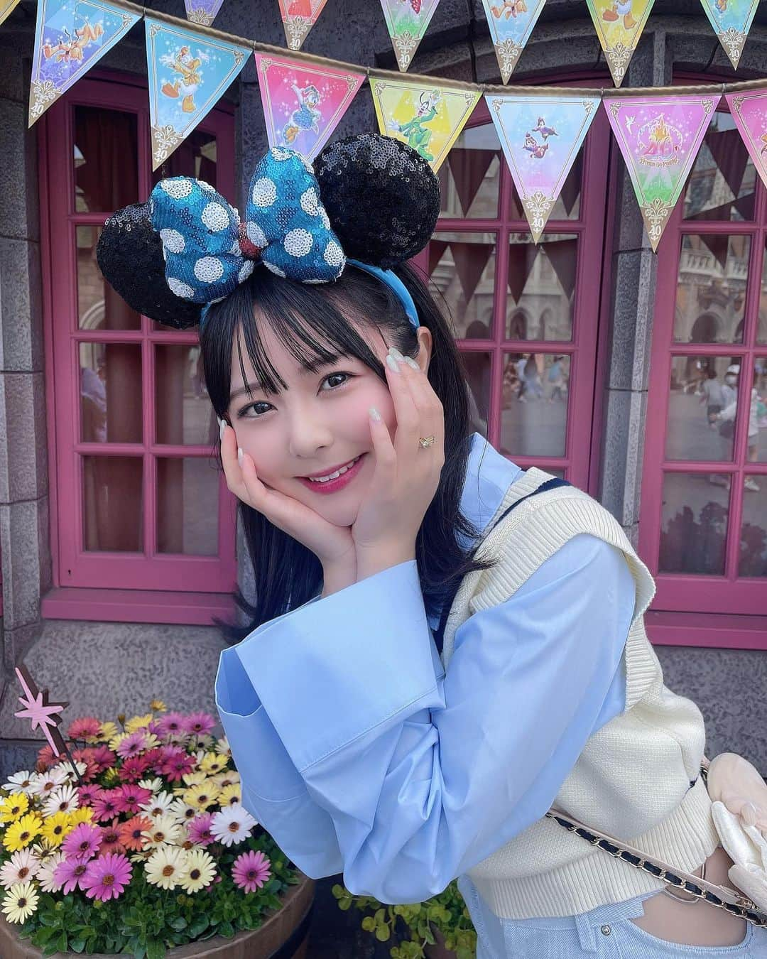 久保田沙矢香のインスタグラム：「何枚目が好き？最後まで見てね🐭  ひさしぶりのランドでした🏰♡  #東京ディズニーランド #ディズニーランド #ディズニー #ディズニーカチューシャ #ディズニーコーデ #ディズニー写真 #tokyodisneyland #disneyland」