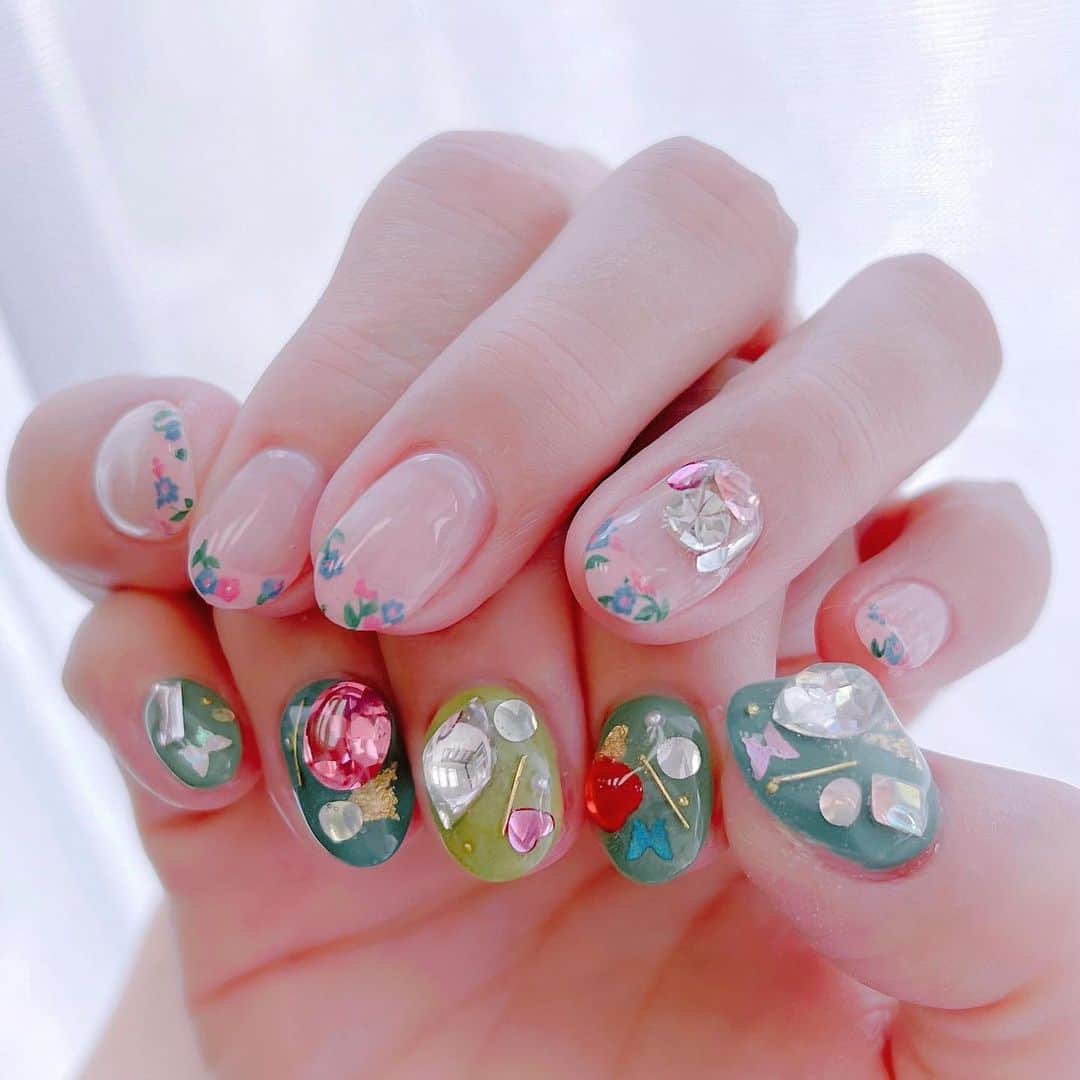 なかやまちえこのインスタグラム：「グリーンと小花柄フレンチのアシンメトリーネイル💅⠀ ⠀ @kimacat_betty @pregel.jp @preanfaofficial ⠀ #nail #nails #nailart #ネイル #美甲 #ネイルアート  #japanesenailart #manucure #japanesenails #manicurist #gelnails #أظافر #네일아트 #미용  #เพ้นท์เล็บ #artedeuñas #เพ้นท์เล็บเจล #ジェルネイルデザイン #ネイルデザイン #nagelkunst #アシメネイル #原宿ネイル #個性派ネイル」