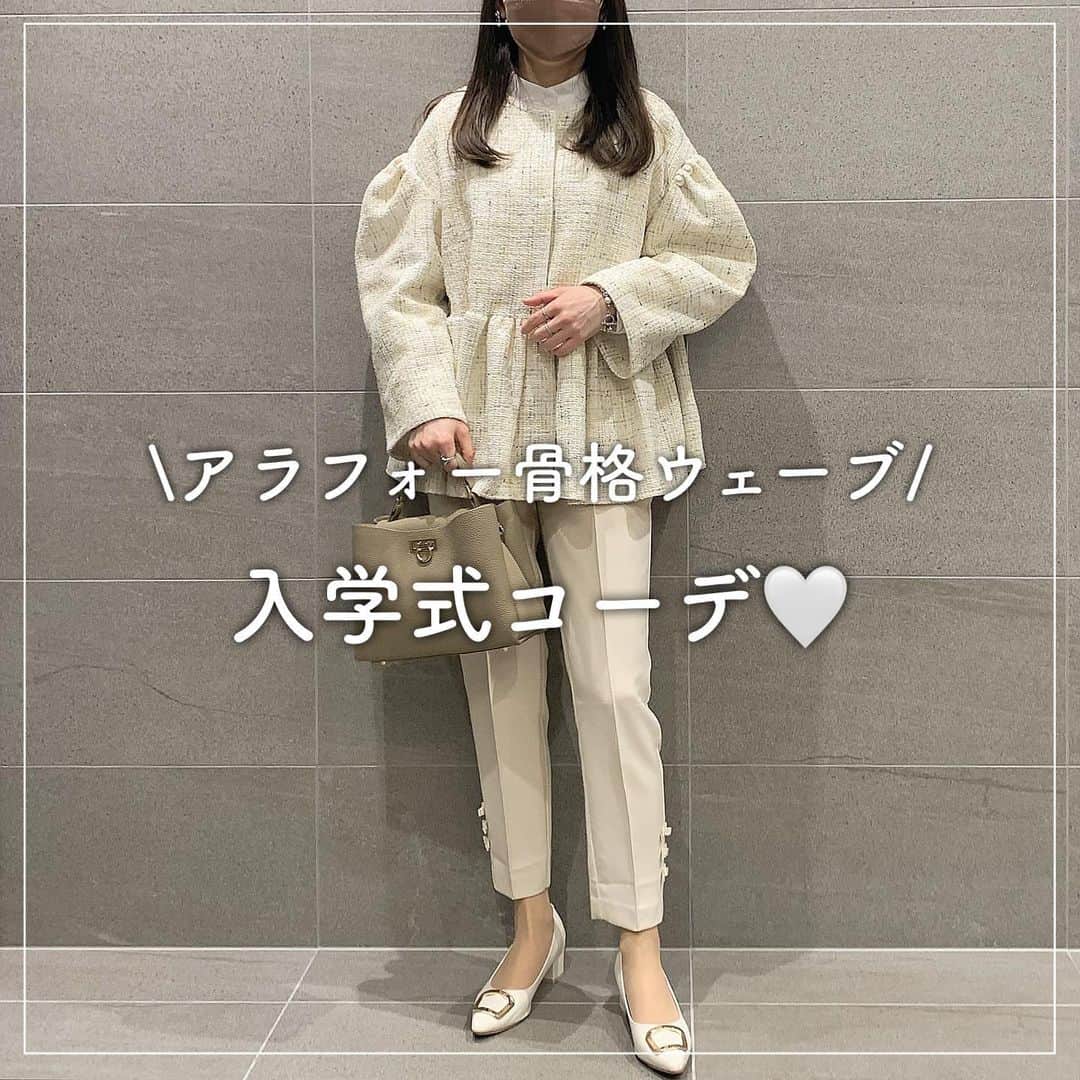 のインスタグラム：「今日は末っ子の入学式でした🤍  初めてのことだらけで 緊張気味の末っ子だったけど 明日から楽しみ〜🤍 って言ってくれてるから ひとまず安心して見守ろうかな♡♡  私の入学式コーデはどんな感じにしようか、 ずっとあれこれ考えてたけど 入学式っぽく明るめのコーデに🤍  @make_ai_official の ツイード×ペプラムなシルエットが 可愛すぎるジャケットを着ました🤍  肩の部分には大ぶりなパールがついてるデザインで もうね、コレ1枚で可愛い♡♡  フォーマル以外にも、 デニムで合わせて カジュアルダウンしたりして たくさん着よう🫶🏻  #フォーマルコーデ#セレモニーコーデ#オケージョンコーデ#入学式コーデ#入学式ママコーデ#ママコーデ#アラフォー#アラフォーコーデ#骨格ウェーブ#骨格ウェーブコーデ」
