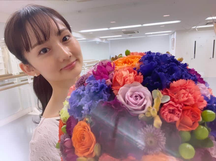 伊藤友季子のインスタグラム：「💜 ⁡ 先日、4月2日におかげさまで スタジオが9周年を迎えました🩰🌷 @lilacballethouse お祝いのお言葉やお花もありがとうございます♡ ⁡ 発表会に向けた準備も本格的に始まり 毎日わちゃわちゃ楽しく忙しく 皆さんと過ごさせてもらっています。 久しぶりのバタバタ感がなんだか懐かしい。 ⁡ 今日はお昼のクラスで大人の生徒さんが バーの先頭に立つ人を決めるために 本気でジャンケンしていて✊ 夜のクラスでは子供たちが ソロを踊る順番決めで 真剣にジャンケンしていて✌️ 微笑ましたかったです☺️ ⁡ 年齢も経験も関係なく それぞれが 直向きにバレエと向き合ってくれている ことに感謝です。 ⁡ これからも皆さんが安心して 心から楽しんで踊れる環境を作っていけるよう 私もスタジオと共にに成長していけたらと 思っています。 ⁡ 感謝を込めて… これからもよろしくお願いします🩷 ⁡ ⁡ 今宵は満月が綺麗でした🌝 春はピンクのお花がたくさん咲くから ピンクムーンと呼ばれるらしい🌸 日本は四季が感じられて嬉しいな。 ⁡ ⁡ #lilacballethouse #ライラックバレエハウス #バレエ #バレエ教室 #バレエスタジオ #バレエスクール #バレエ講師 #バレエダンサー #9周年 #感謝」