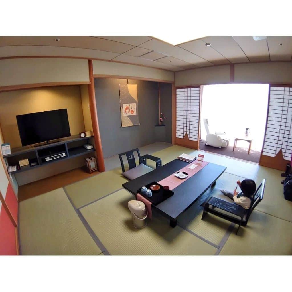のインスタグラム：「母娘２人旅🍊 お宿は道後温泉の「道後館」♨  お部屋にマッサージチェアがついてたのでここぞとばかりに揉みほぐされた（やりすぎて揉み返しくるレベル🤣）  お茶請けが山田屋まんじゅうなのも嬉しい…（懐）  娘は普段から旅行に連れ回されてるので温泉にも慣れてきたのか？湯口に手をかざしてみたり、露天風呂ではお空を見上げてました🌃🌟  子連れでも大浴場では皆さん優しい。 浴衣着てるの見て「可愛い〜💕」と声かけてくれたり、 お風呂でも「熱くないかな？」とか声かけてくれたり✨  道後温泉のいくつかのお宿には足湯があるんだけど ここはエモかった…😳 南海放送時代に同僚たちと夜は道後温泉までウォーキングして足湯巡りしたなぁ…とか😚」