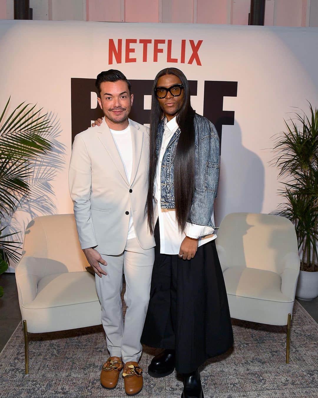 アンソニー・ラモスのインスタグラム：「How do you release your rage?!  Had a lovely afternoon chatting with the great @luxurylaw about passion, rage, vulnerability, love and more celebrating the new @netflix series  #BEEFnetflix which is out now.   The show is a wild ride (literally and figuratively) 🤬🥰」