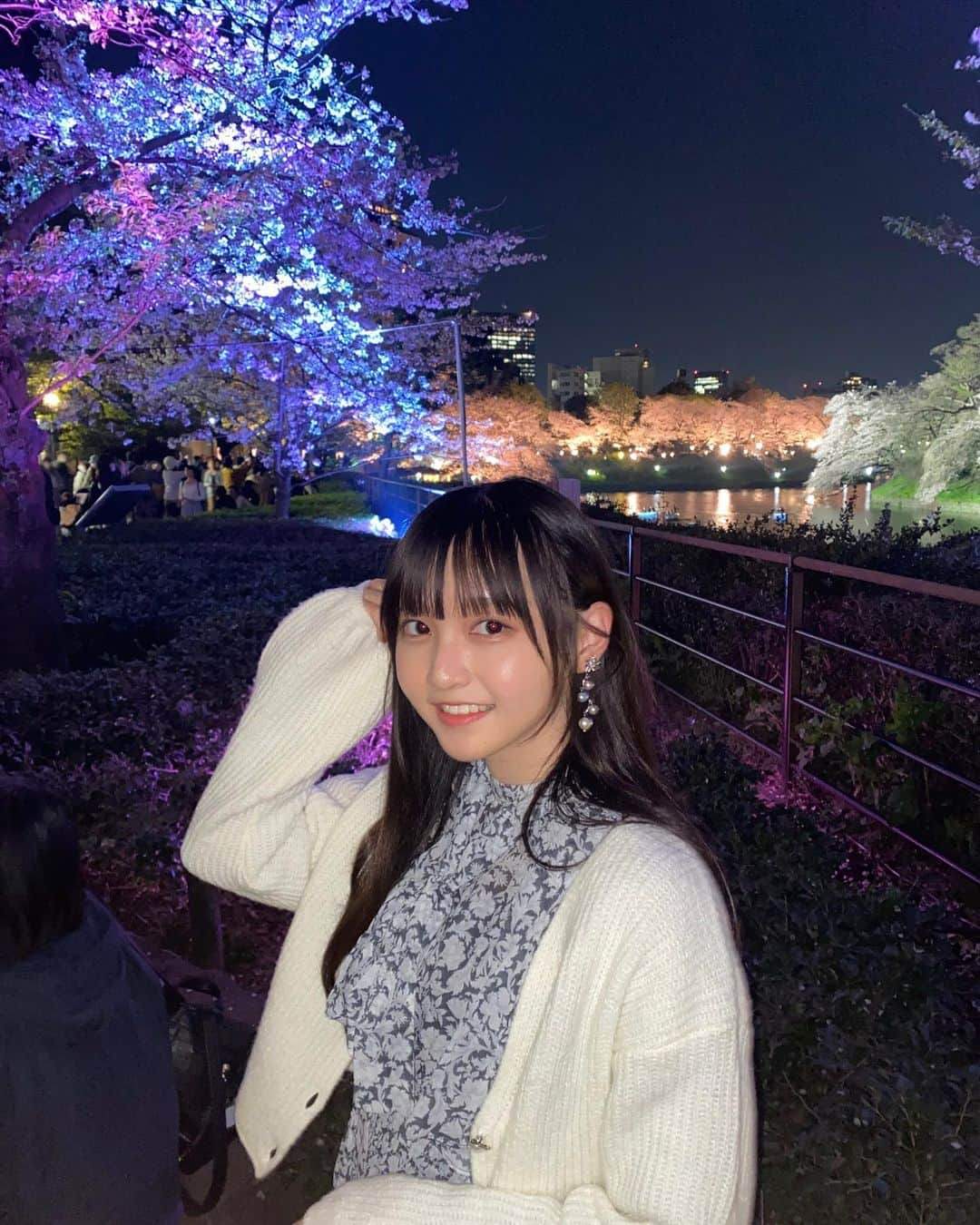 小杉怜子さんのインスタグラム写真 - (小杉怜子Instagram)「. お花見に行ってきました〜❕🌸 夜桜も(*´˘`*)ｲｲﾈ🫶🏻  --------------------------------  【shatkona公式インフルエンサー】  @shatkona_1717 さんのハンドメイド︎イヤリング✿ 『色々パールのフラワーイヤリング』-atelier binky  --------------------------------  お花見に合わせてお花のイヤリングにしてみました🤭 きらっと光るお花にゆらゆら揺れるパールがとってもかわいい🥹💞  ハンドメイドは人と被らないアクセサリーがたくさんあるから、自分用にもプレゼントにも素敵だなって思います✨🫶🏻   #pr #ハンドメイドアクセサリー #シャトコナ #ハンドメイド #シャトコナ公式インフルエンサー  #ハンドメイドイヤリング  #千鳥ヶ淵  #千鳥ヶ淵の桜  #お花見  #夜桜ライトアップ」4月6日 23時20分 - rei_co_sugi