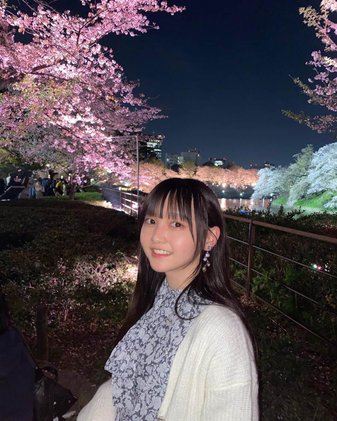 小杉怜子さんのインスタグラム写真 - (小杉怜子Instagram)「. お花見に行ってきました〜❕🌸 夜桜も(*´˘`*)ｲｲﾈ🫶🏻  --------------------------------  【shatkona公式インフルエンサー】  @shatkona_1717 さんのハンドメイド︎イヤリング✿ 『色々パールのフラワーイヤリング』-atelier binky  --------------------------------  お花見に合わせてお花のイヤリングにしてみました🤭 きらっと光るお花にゆらゆら揺れるパールがとってもかわいい🥹💞  ハンドメイドは人と被らないアクセサリーがたくさんあるから、自分用にもプレゼントにも素敵だなって思います✨🫶🏻   #pr #ハンドメイドアクセサリー #シャトコナ #ハンドメイド #シャトコナ公式インフルエンサー  #ハンドメイドイヤリング  #千鳥ヶ淵  #千鳥ヶ淵の桜  #お花見  #夜桜ライトアップ」4月6日 23時20分 - rei_co_sugi