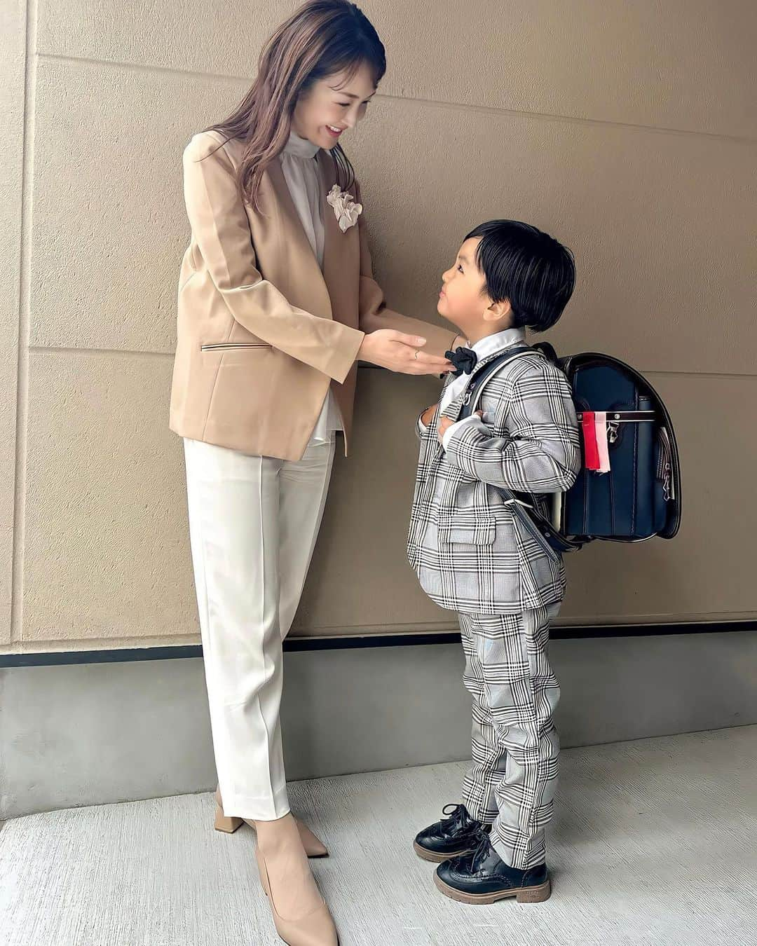 大西暁子さんのインスタグラム写真 - (大西暁子Instagram)「ついに小学生に🌸  時の流れと同時に息子の 成長も感じられた1日✨  子供たちの貴重な時間の流れの中で 笑って泣いて食べて寝て素敵な 6年間を送ってくれますように😌 　 　 ---------  今日のセレモニーファッションは 骨格とカラーを意識したコーデに✔︎  大事な節目は特に得意を抑えることで、何十年後に見返しても！子供の結婚式のスライドで流れても（?） 時代を感じさせず印象アップを叶え続けてくれるもの😌 　  …と、熱く語りそうですが  もちろん主役は息子なので 今日はこの辺で👦🌸  #小学校　#入学式#入学式コーデ#セレモニーコーデ  #春コーデ#骨格ウェーブコーデ#骨格診断#骨格ソフトクラシック#7タイプ骨格診断#イエベコーデ#16タイプパーソナルカラー#ストロングオータム#イエベ秋#ビビッドスプリング#イエベ春#顔タイプキュート#顔タイプ診断#世田谷サロン#暁子ーデ」4月6日 23時21分 - akiko_onishi11