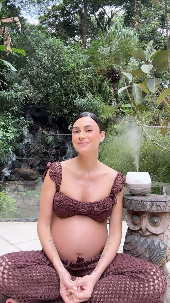 Thaila Ayalaのインスタグラム：「Você tem o poder! Isso mesmo: de ser tudo o que quiser e de encontrar sua melhor versão.   A dōTERRA é essencial para os meus momentos de bem-estar e autocuidado. Aqui no meu difusor, por exemplo, eu estou usando o óleo essencial Yuzu, que eu amo, e que ajuda a compor um ambiente mais alegre e aconchegante.   E aproveite para me contar: que poder você quer conquistar?  Para o uso de óleo essencial durante a gestação, consulte o seu médico.」