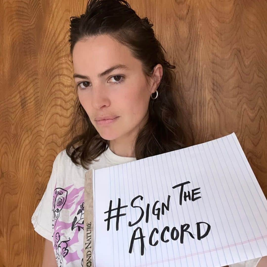 キャメロン・ラッセルのインスタグラム：「I stand in solidarity with millions of garment workers, thousands of citizens, activists and union leaders around the world, from Pakistan to New York, to call on @Levis @urbanoutfitters and @target + more to #SignTheAccord and stop garment worker deaths.  Sign the petition at https://petitions.eko.org/p/SignTheAccord or through @remakeourworld's bio.  Why? This month marks 10 years since the Rana Plaza building collapse, the deadliest disaster in the history of manufacturing. After widespread pressure, dozens of apparel brands and retailers founded the Accord on Fire and Building Safety in Bangladesh. Over the past decade, the Accord has made workplaces safer for 2.5 million garment workers in Bangladesh. After commitments made by brands to expand the binding agreement to other countries, 40 apparel companies have now signed the new Pakistan Accord. We need your help, demanding brands who haven't signed to step up and stop garment worker deaths. Share the petition and your own photo in solidarity.  #ProtectProgress #RanaPlazaNeverAgain #remakeourworld」