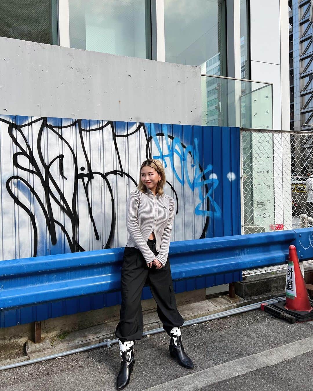 のインスタグラム：「_  フロントジップのトップスは トップスとしても 羽織りとしても使えるから 着回し抜群なんだよなああ⛓🖤  4/9(sun) 12:00〜 @luanaaina_official」