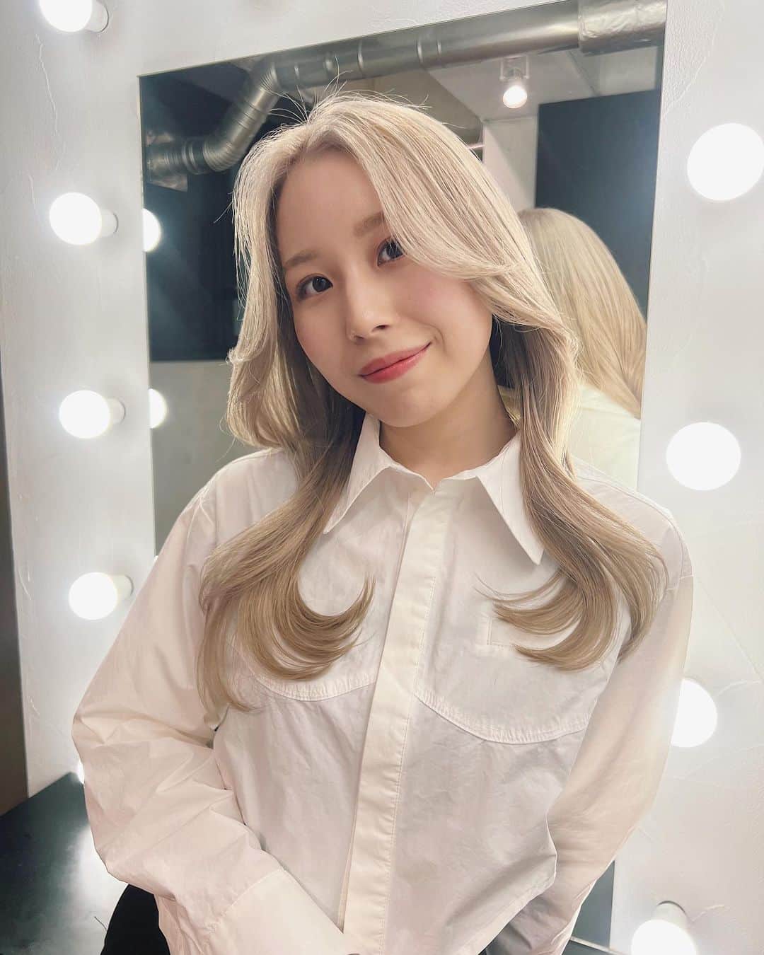 絹さんのインスタグラム写真 - (絹Instagram)「ミルクティーみたいな色にしたよ🫖 くびれヘアかわいすぎる...！ 髪質改善もしていただいて、 とゅるんとゅるんです！！幸！  @sho__album さん 急遽でしたが ありがとうございました😭🫶🏻  #ミルクティーベージュ  #くびれヘア  #韓国ヘア」4月6日 23時28分 - 2828sowa