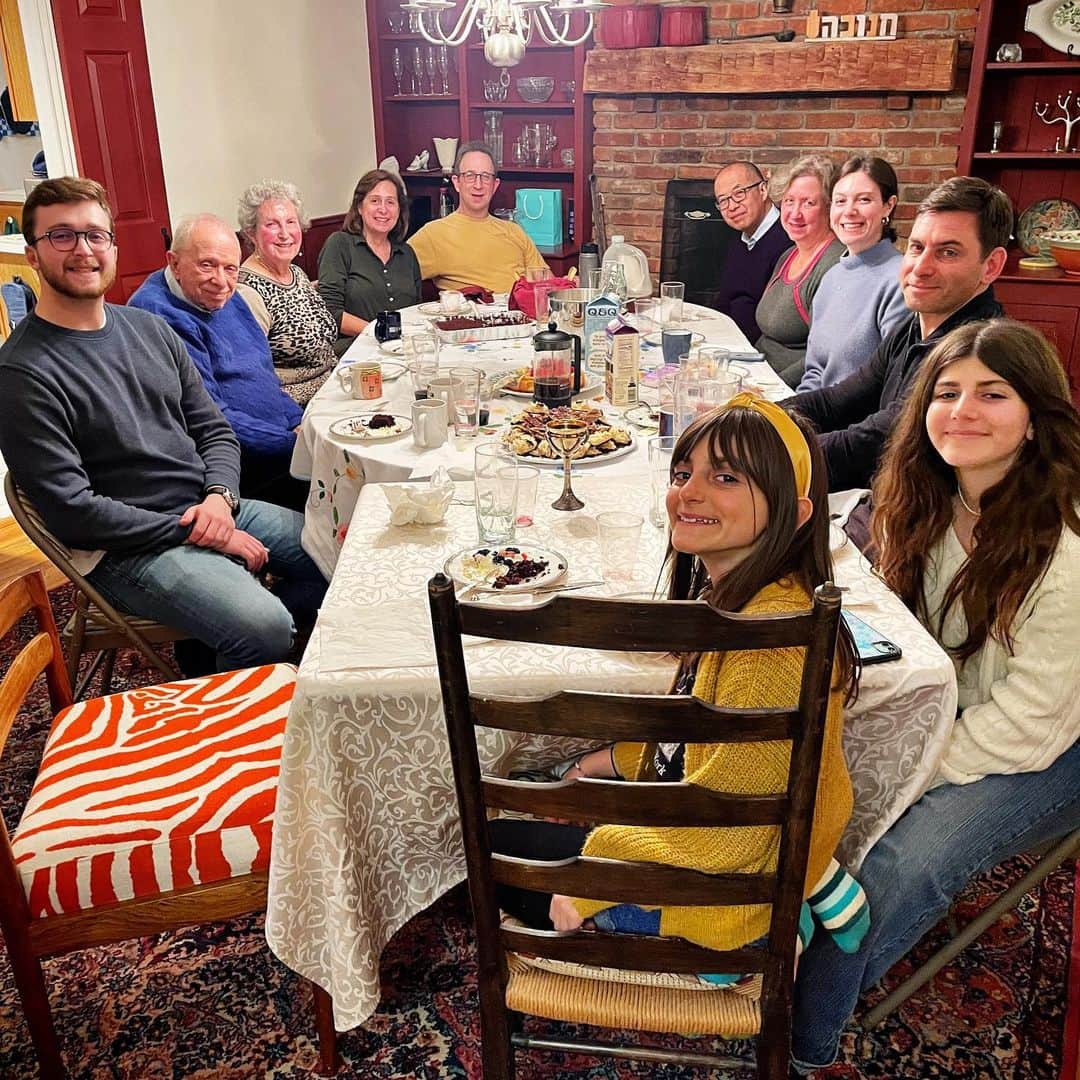 Ilana Wilesのインスタグラム：「First night of Passover is a wrap! We went to Mike’s side of the family, cousin Robyn cooked a terrific brisket, Harlow read the four questions and after a very tough search, Mazzy found the afikomen. Harlow and Mazzy made a deal that they were working as a team and would split the winnings so they each got $10. Tonight we are having the Seder at our place. 18 people are coming! Wish us luck!」