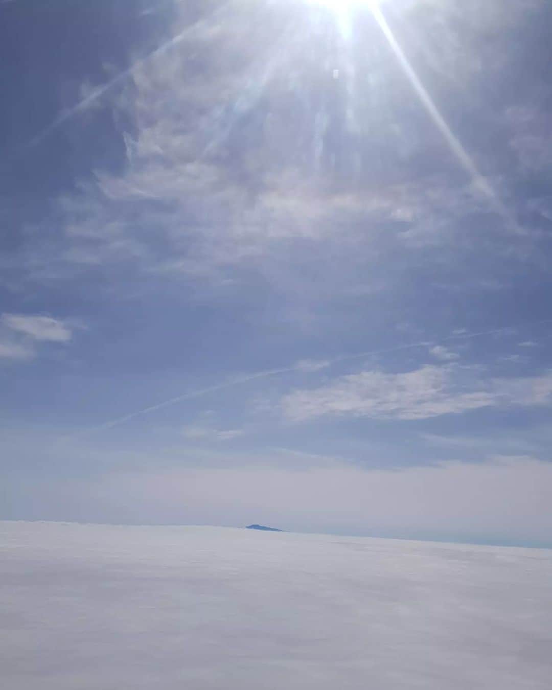 キム・ミギョンさんのインスタグラム写真 - (キム・ミギョンInstagram)「구름 뚫고 솟은 한라산」4月6日 23時33分 - kim_mee_kyung