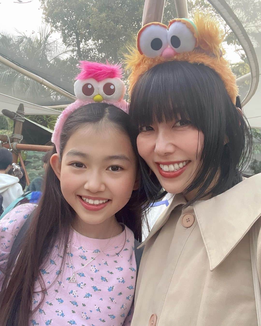 簑島三佳さんのインスタグラム写真 - (簑島三佳Instagram)「今日から6年生になりました  あっという間過ぎて寂しい😢  背が伸びて私と変わらなくなってきたから大人っぽいって良く言われるけど中身はまだまだ幼くて嬉しい(心配でもあるが)  とっても素直で優しくて大好きだよ  そのまままっすぐ育ってね  @universal_studios_japan  @honeymihoney_official  @littlesunnybitestyle  #universalstudiosjapan  #HONEYMIHONEY  #USJ #6年生」4月6日 23時43分 - minoshimamika