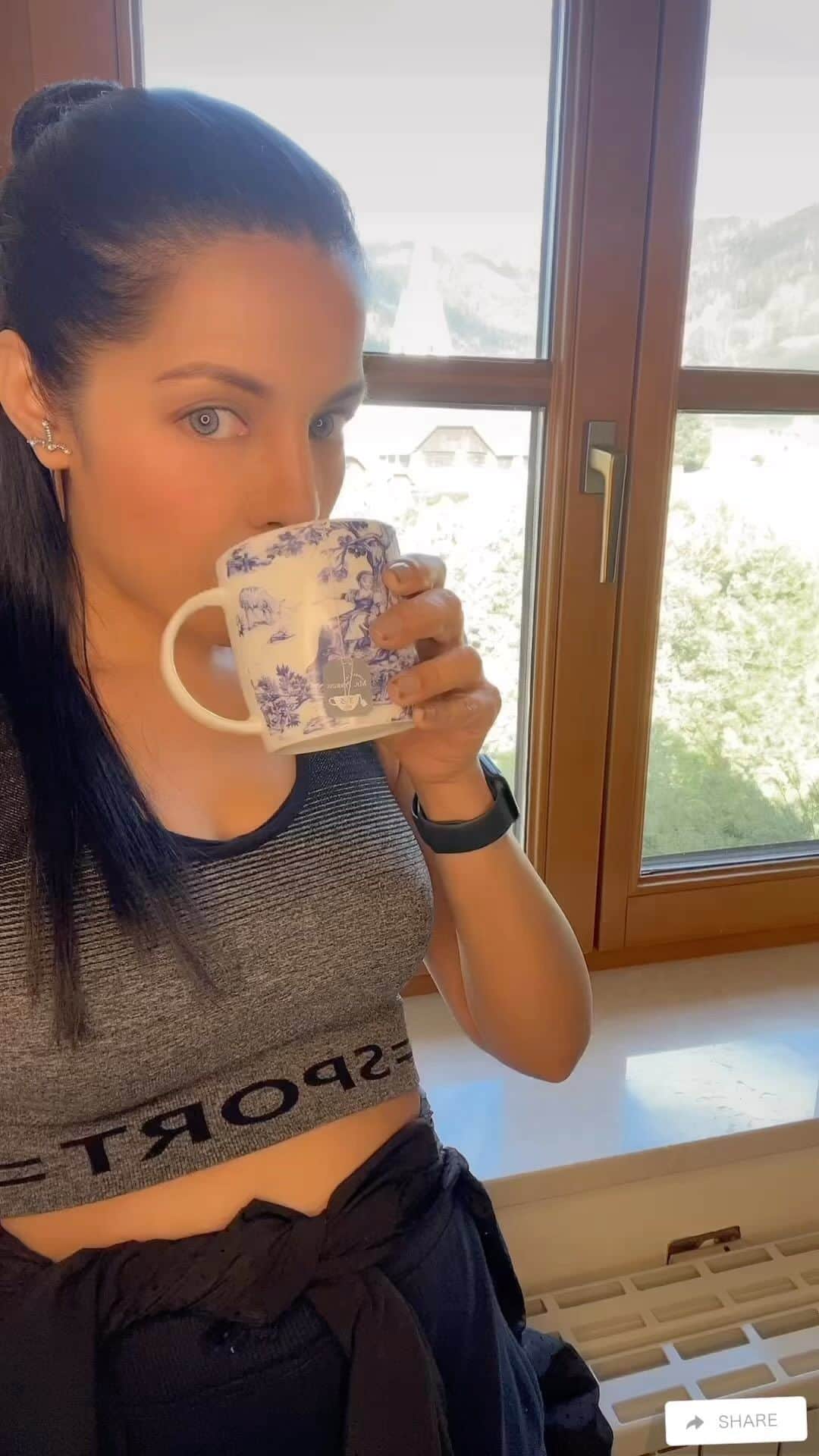 セリーナ・ジェイトリーのインスタグラム：「Birds in #austria in #springtime beauty contest lol 😂!  #celinajaitly #celinainnature #austria #bollywood #comedy #austriangirl」
