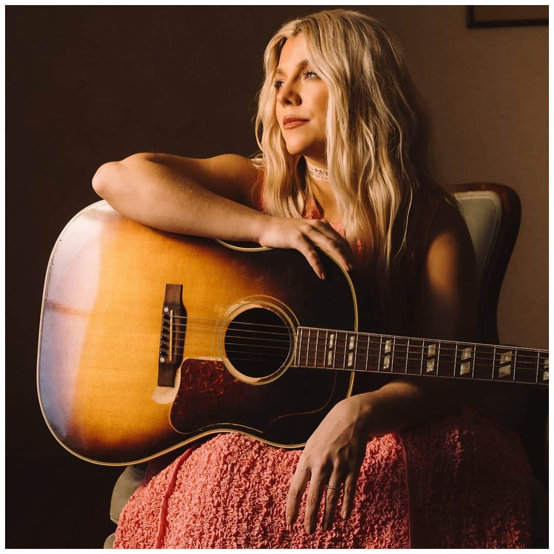 キンバリー・ペリーのインスタグラム：「True friendship is SUPER hard to find, especially in the wilds of the business of music. Today I’m OVER THE MOON to announce that I’ve partnered with two of my favorite humans and true friends @nicatnitemusic , mama of @songsxdaughters, and @nashvaughn, captain of @warnerchappellmusic/@warnerchappellnashville, to publish my songs and continue sharpening as a songwriter.  ⠀⠀⠀⠀⠀⠀⠀⠀⠀ The Nashville writing community is one that has shaped my writing from a distance for as long as I can remember. I’ve admired all of my heroes from a tour bus and the mountains of East Tennessee but only over the past year, since moving to Nashville, have I gotten to see them all in writing rooms up close. It’s a beautiful art when 3 songwriters wrap their minds around a lyric and melody in this town. I can’t believe I get to be a part of it.  ⠀⠀⠀⠀⠀⠀⠀⠀⠀ Thank you Nicolle and Ben for welcoming me with open arms. I love you both dearly and am so honored to be a part of your publishing families and to call you both friends. You’ve brought out of me the most gorgeous work I’ve been a part of yet and we’re just getting started.  Creative Management by @songsxdaughters Photographed by @claire_shaper Styled by @stricola Hair by @giovannidelgado Makeup by @shelbieie」