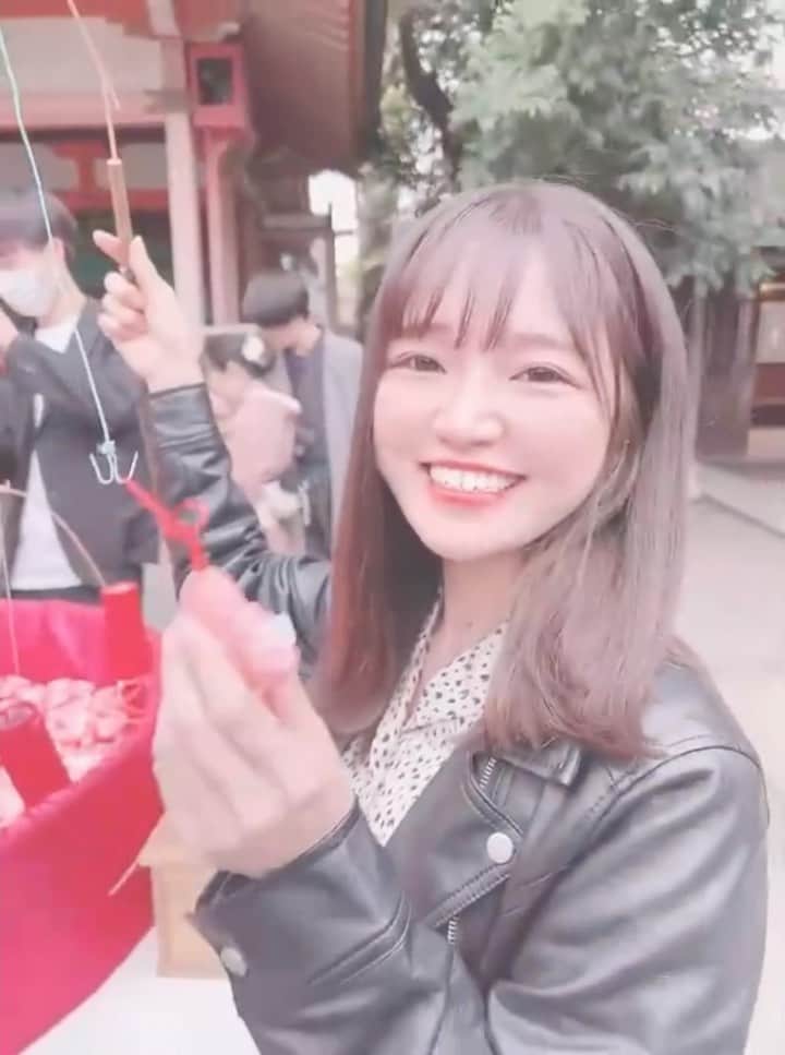 Riicoのインスタグラム：「🎣💗 ・ 川越にて鯛みくじ釣ってたら知らない隣の女性と釣り竿ひっかかっちゃったんだけど、その方から"お姉さん可愛い"という褒め言葉をいただいたのでなんだか照れ嬉しい気持ちになりました(´⸝⸝•·̫•⸝⸝ `‪)← どうもありがとうございます☺ㅎㅎ ・ しかもそのあと違うお店でもばったり遭遇しちゃってぺこりぺこりした🌷 #川越　#氷川神社　#鯛みくじ #あい鯛　#吉でした ♡」