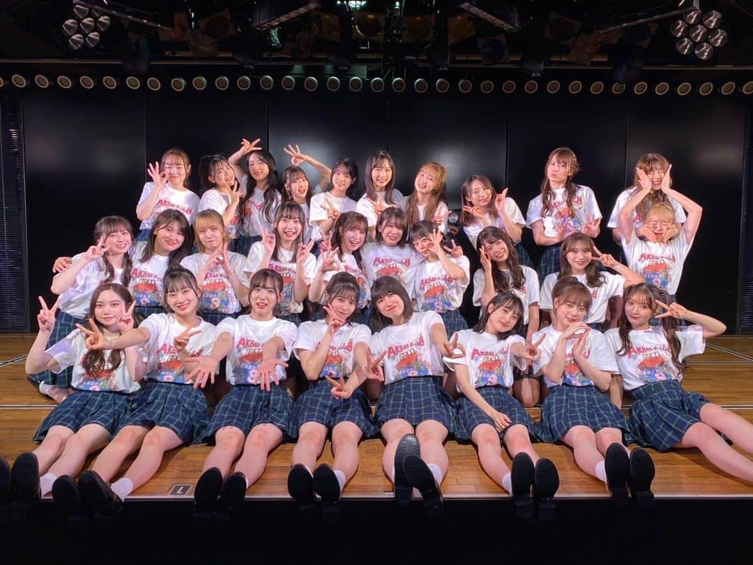 行天優莉奈さんのインスタグラム写真 - (行天優莉奈Instagram)「チーム8  9周年特別公演 ありがとうございました🐝  素敵な横断幕、スタンドフラワーありがとうございます😊 色鮮やかでキレイ✨  たくさんの方がチーム8のことを好きでいてくださること、とても嬉しいです！活動休止にはなってしまうけど 4月30日のコンサートはみなさん全力で盛り上がっていきましょう🙌 これからもずっと大好きでいてね❤️  #チーム8 #9周年特別公演」4月6日 23時51分 - yurina.0314