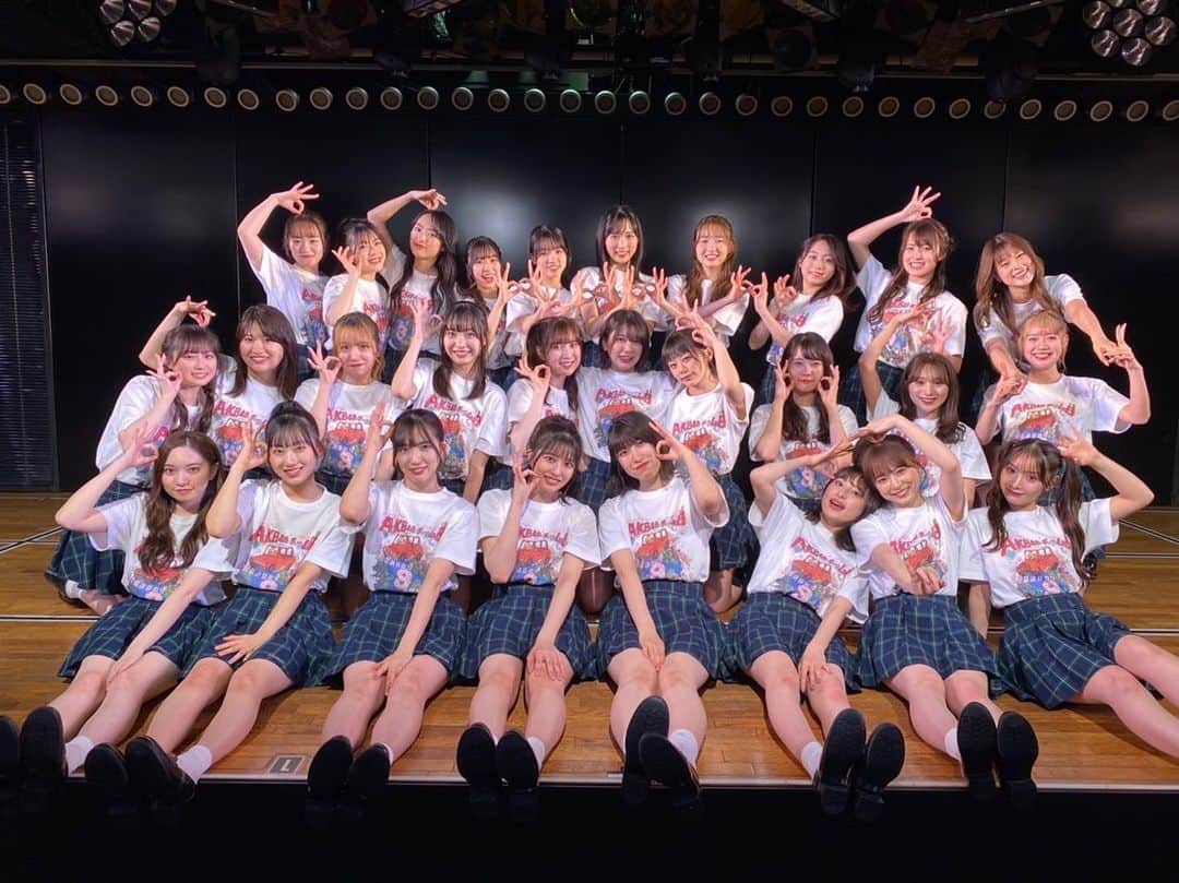 行天優莉奈のインスタグラム：「チーム8  9周年特別公演 ありがとうございました🐝  素敵な横断幕、スタンドフラワーありがとうございます😊 色鮮やかでキレイ✨  たくさんの方がチーム8のことを好きでいてくださること、とても嬉しいです！活動休止にはなってしまうけど 4月30日のコンサートはみなさん全力で盛り上がっていきましょう🙌 これからもずっと大好きでいてね❤️  #チーム8 #9周年特別公演」