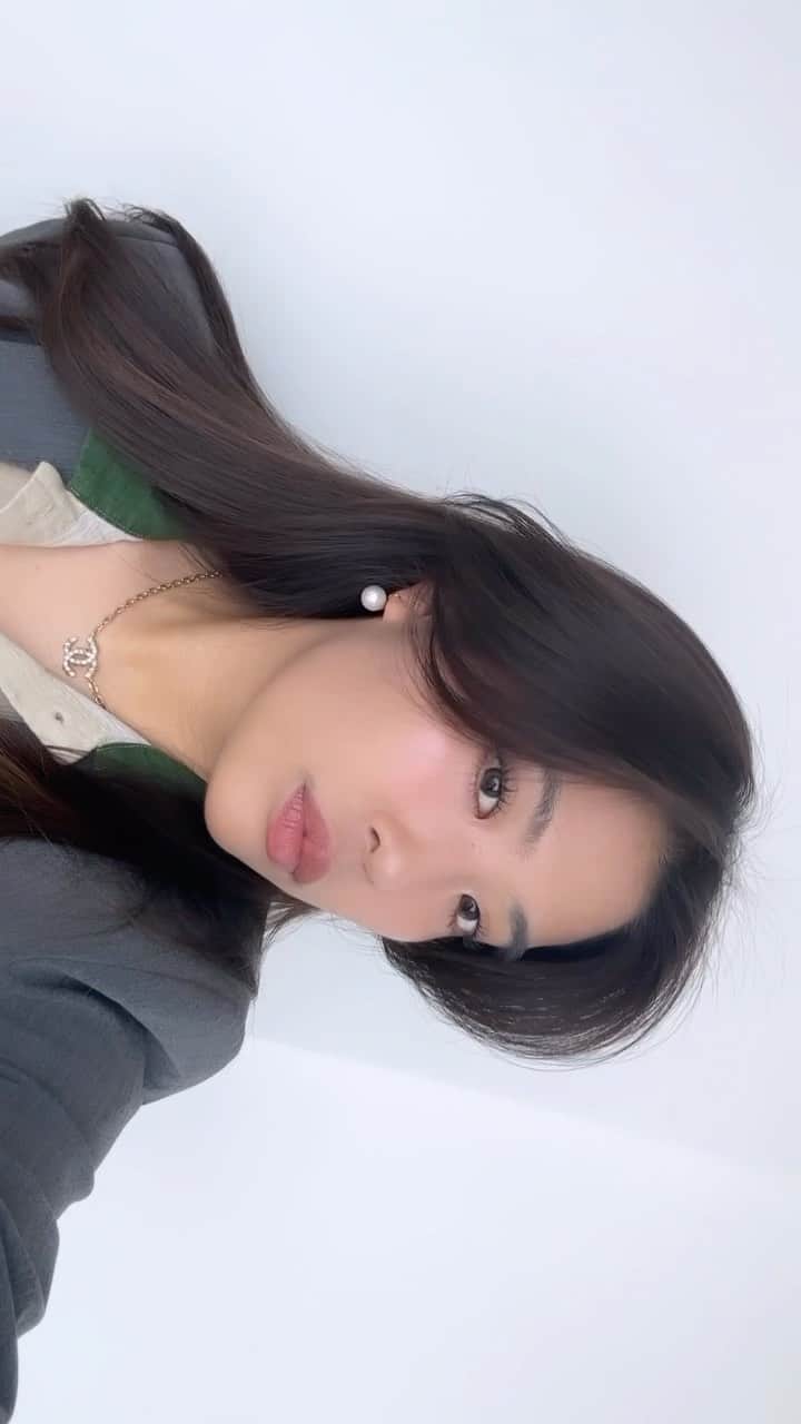 のインスタグラム：「🏷 fav highlight 💞  ベアミネラル @bareminerals_jp   エンドレス グロー ウィムジー/ホリグラフィックなペールピンク  ちょっと、大きめの筆でCゾーンと鼻先、目頭にちょちょんとのせてるよん🫶」