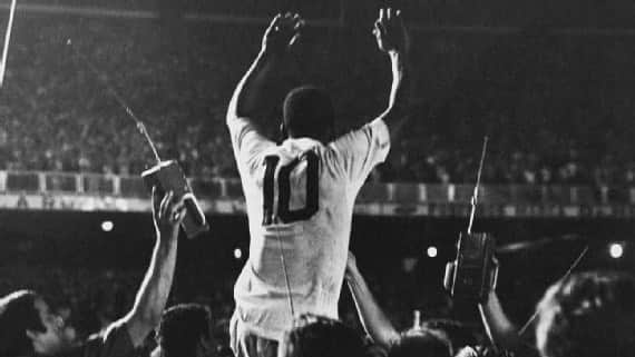 ペレのインスタグラム：「Antes do Rei, o número 10 era apenas um número.  . Before the King, number 10 was just a number.」