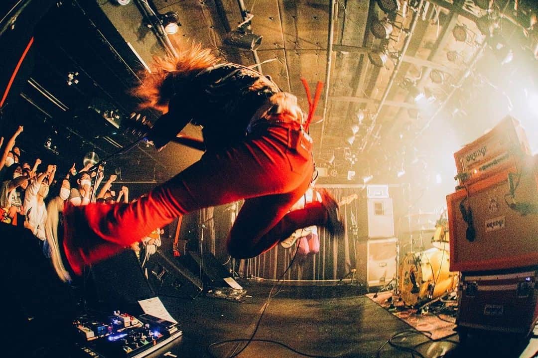 林萌々子のインスタグラム：「. 2023.4.6 at 前橋DYVER "tour tour tour" 14本目  ワンマン！  #低めでやらせてもろてます  photo by @junpeihiyoshi  #無断転載引用だみだよ」