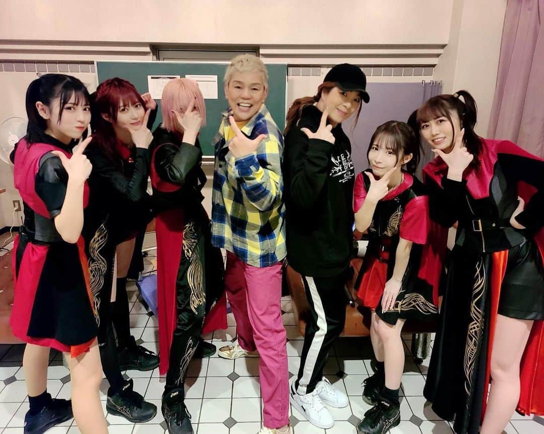 井上貴子のインスタグラム：「ネオジャポのライブ行ってきた  ヤバいレベルの久々のトキメキ  それぞれの歌声の個性 歌唱力のレベル  ここにささった  NEO JAPONISM 「闘う」がテーマだそうで  「わたしたち闘ってましたか？」と！  サイコーだぜーっっ^ ^  Happyで^ ^  プロフィール画面に記載のURLより 通販サイト「神取屋」に飛べます^ ^  #井上貴子  #LLPWX #大谷くんがんばれ #女子プロレス #NEO JAPONISM #ネオジャポ #デビュー35周年 #べにおとひおんのインスタ見てね #https://www.youtube.com/c/takacoinoue  #cacatocacat #LLPWX通販サイト神取屋 #感謝 #stopcovid19aktobe」