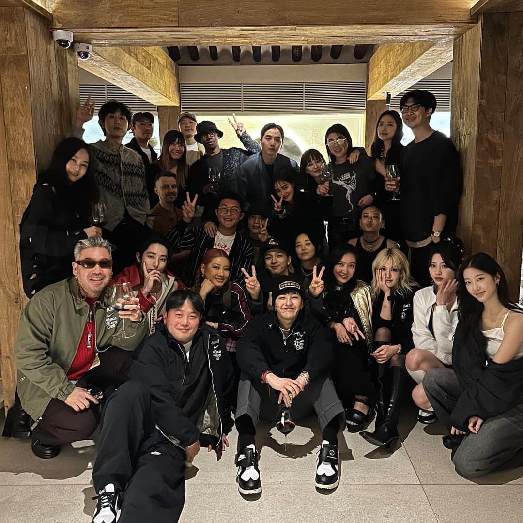 YOONのインスタグラム：「PEACEMINUSONE x NIKE #KOREAN FAMILY DINNER 🖤🇰🇷🇰🇷🇰🇷」