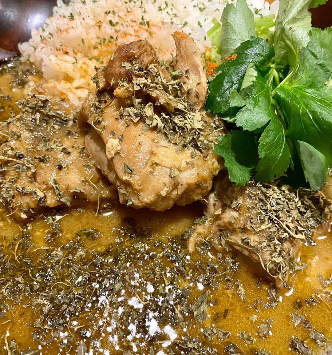 江口寿史のインスタグラム：「木曜日カレーの日の天壺は鶏白湯と和風出汁Wスープのカレー。今日のはいつもに増して無茶苦茶旨しだったよ😂 今日まだ残ってる仕事。頑張れるよー。」