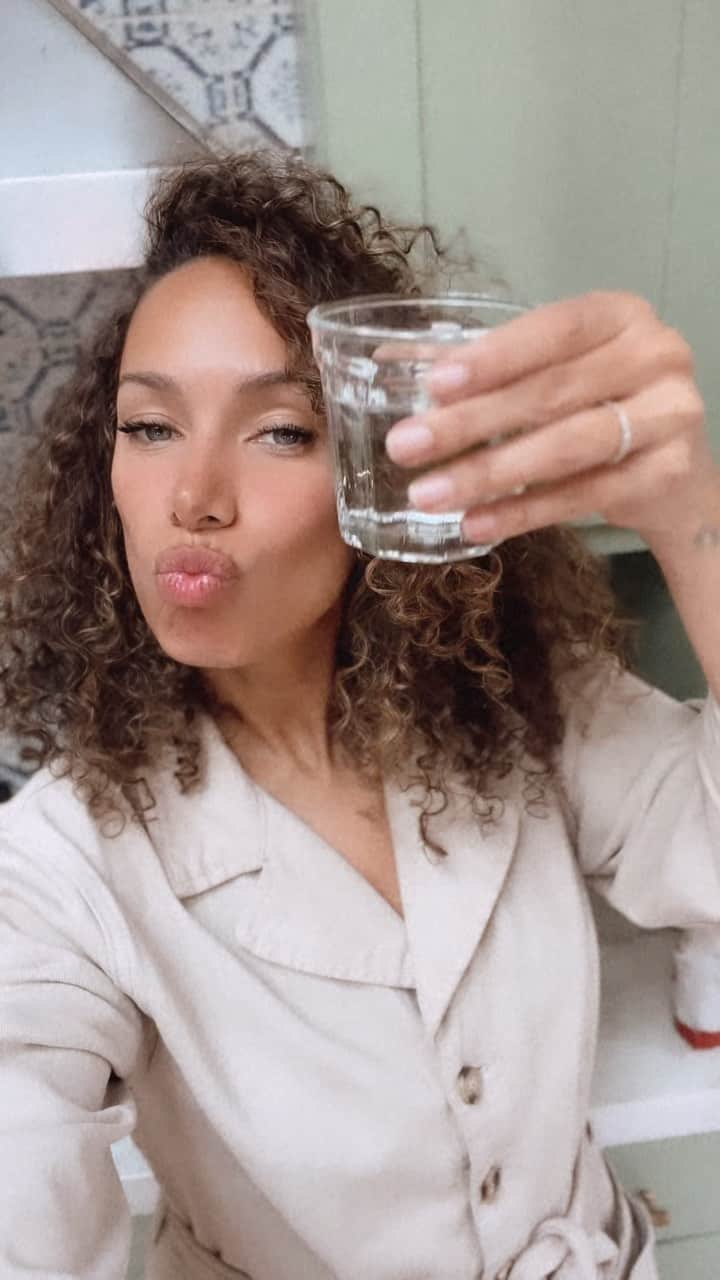 レオナ・ルイスのインスタグラム：「A lot of us grew up with our mamas giving us gripe water as babies to help our tummies. I wanted to share this recipe because it’s completely natural, the seeds are inexpensive and it’s easy to make. My mum is an Ayurvedic practitioner and she taught me this amazing recipe that works to help the baby 💩 you can give a small teaspoon daily or whenever baby needs it. Keep in an air tight jar in the fridge and it lasts a few weeks. I love it so much and it’s really helped my little coco!」