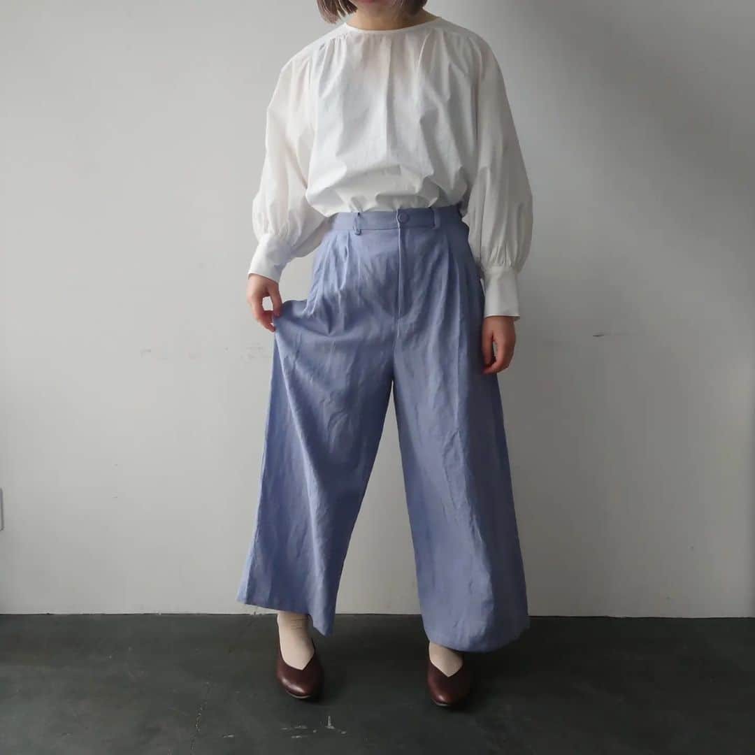 Enseさんのインスタグラム写真 - (EnseInstagram)「昨日に続き Ense wear のご紹介。  本日はワイドパンツ。  ●E-009　Linen Wide Pant  ・ライトブラウン ・フジ ・パープル　　 ・ライトブルー　　4色展開  こちらも 4月末頃入荷予定 ご予約可能商品となります。  定番ワイドパンツを 今回はリネン素材100% で仕上げました。  サラリと気持ち良く リネンならではの色感。。  ウエスト部分が 後ろのみゴムになっていて 履き心地も楽に仕上げています。  程よい広がりワイドパンツ　 前回はリネンとレーヨンの ミックスで少し落ち感あり  今回はリネン100%で サラリとした 涼しく軽い また違う気持ちの良い 履き心地。。  Ense Shop 実店舗 なら町店・京都三条店にて 実際ご覧、ご試着頂け ご予約可能です○  ※商品入荷は4 月末頃予定になります。  今回の 「 出張Ense in kanagawa 」にも お持ち致しますので 鎌倉の3日間も実際ご覧、 ご試着もして頂けご予約も 可能となります。  軽やかに気持ち良く リネンのワイドパンツで お色を取り入れて春夏を お楽しみ頂ければ◎  気になって下さいました方は ぜひ、店頭もしくは、 出張Enseにてお試し下さいませ◎  Ense Shop  なら町店・京都三条店  @kyoto_ense　 4月14日・15日・16日 出張Ense in kanagawaにて 現在は、 お試し・ご予約可能です。  春の奈良・京都 そして、鎌倉！ 古都をお散歩がてら ふらり遊びに お立ち寄り 下さいませ。  #Ense#ense #アンサ #奈良#京都 #なら町 #京都三条 #柳馬場 #古都 #bag#鞄 #Jewelry #Bridal#orderring #wallet#財布 #leather#革 #洋服#wear #出張Ense#鎌倉 #神奈川 #お洋服#春夏気持ち良く #パンツ #リネンパンツ #ワイドパンツ #linen100% #ブラウスはsihiraiさん」4月6日 23時58分 - ense.jp