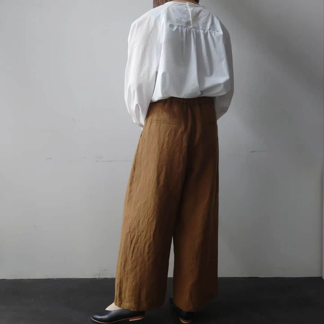 Enseさんのインスタグラム写真 - (EnseInstagram)「昨日に続き Ense wear のご紹介。  本日はワイドパンツ。  ●E-009　Linen Wide Pant  ・ライトブラウン ・フジ ・パープル　　 ・ライトブルー　　4色展開  こちらも 4月末頃入荷予定 ご予約可能商品となります。  定番ワイドパンツを 今回はリネン素材100% で仕上げました。  サラリと気持ち良く リネンならではの色感。。  ウエスト部分が 後ろのみゴムになっていて 履き心地も楽に仕上げています。  程よい広がりワイドパンツ　 前回はリネンとレーヨンの ミックスで少し落ち感あり  今回はリネン100%で サラリとした 涼しく軽い また違う気持ちの良い 履き心地。。  Ense Shop 実店舗 なら町店・京都三条店にて 実際ご覧、ご試着頂け ご予約可能です○  ※商品入荷は4 月末頃予定になります。  今回の 「 出張Ense in kanagawa 」にも お持ち致しますので 鎌倉の3日間も実際ご覧、 ご試着もして頂けご予約も 可能となります。  軽やかに気持ち良く リネンのワイドパンツで お色を取り入れて春夏を お楽しみ頂ければ◎  気になって下さいました方は ぜひ、店頭もしくは、 出張Enseにてお試し下さいませ◎  Ense Shop  なら町店・京都三条店  @kyoto_ense　 4月14日・15日・16日 出張Ense in kanagawaにて 現在は、 お試し・ご予約可能です。  春の奈良・京都 そして、鎌倉！ 古都をお散歩がてら ふらり遊びに お立ち寄り 下さいませ。  #Ense#ense #アンサ #奈良#京都 #なら町 #京都三条 #柳馬場 #古都 #bag#鞄 #Jewelry #Bridal#orderring #wallet#財布 #leather#革 #洋服#wear #出張Ense#鎌倉 #神奈川 #お洋服#春夏気持ち良く #パンツ #リネンパンツ #ワイドパンツ #linen100% #ブラウスはsihiraiさん」4月6日 23時58分 - ense.jp