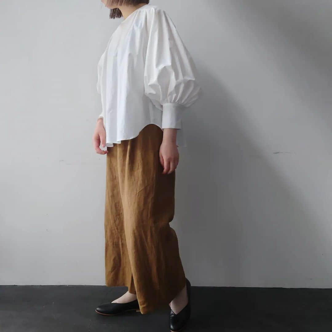 Enseさんのインスタグラム写真 - (EnseInstagram)「昨日に続き Ense wear のご紹介。  本日はワイドパンツ。  ●E-009　Linen Wide Pant  ・ライトブラウン ・フジ ・パープル　　 ・ライトブルー　　4色展開  こちらも 4月末頃入荷予定 ご予約可能商品となります。  定番ワイドパンツを 今回はリネン素材100% で仕上げました。  サラリと気持ち良く リネンならではの色感。。  ウエスト部分が 後ろのみゴムになっていて 履き心地も楽に仕上げています。  程よい広がりワイドパンツ　 前回はリネンとレーヨンの ミックスで少し落ち感あり  今回はリネン100%で サラリとした 涼しく軽い また違う気持ちの良い 履き心地。。  Ense Shop 実店舗 なら町店・京都三条店にて 実際ご覧、ご試着頂け ご予約可能です○  ※商品入荷は4 月末頃予定になります。  今回の 「 出張Ense in kanagawa 」にも お持ち致しますので 鎌倉の3日間も実際ご覧、 ご試着もして頂けご予約も 可能となります。  軽やかに気持ち良く リネンのワイドパンツで お色を取り入れて春夏を お楽しみ頂ければ◎  気になって下さいました方は ぜひ、店頭もしくは、 出張Enseにてお試し下さいませ◎  Ense Shop  なら町店・京都三条店  @kyoto_ense　 4月14日・15日・16日 出張Ense in kanagawaにて 現在は、 お試し・ご予約可能です。  春の奈良・京都 そして、鎌倉！ 古都をお散歩がてら ふらり遊びに お立ち寄り 下さいませ。  #Ense#ense #アンサ #奈良#京都 #なら町 #京都三条 #柳馬場 #古都 #bag#鞄 #Jewelry #Bridal#orderring #wallet#財布 #leather#革 #洋服#wear #出張Ense#鎌倉 #神奈川 #お洋服#春夏気持ち良く #パンツ #リネンパンツ #ワイドパンツ #linen100% #ブラウスはsihiraiさん」4月6日 23時58分 - ense.jp