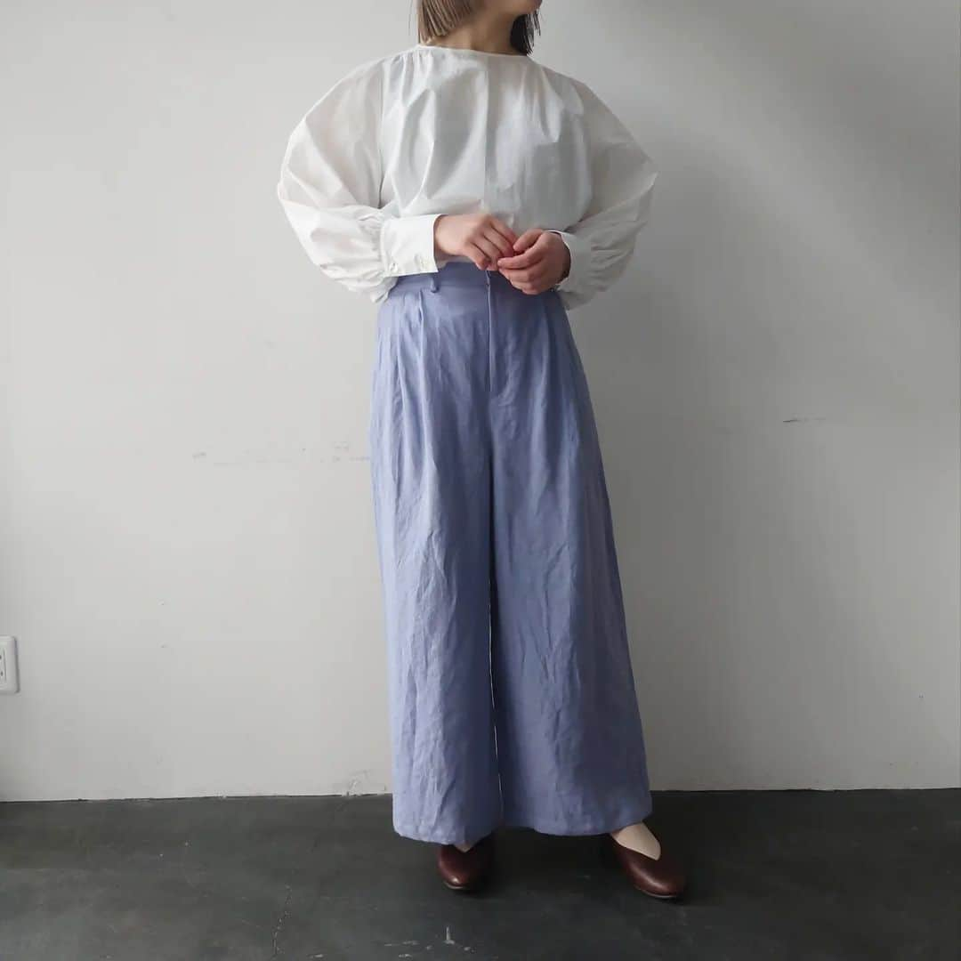 Enseさんのインスタグラム写真 - (EnseInstagram)「昨日に続き Ense wear のご紹介。  本日はワイドパンツ。  ●E-009　Linen Wide Pant  ・ライトブラウン ・フジ ・パープル　　 ・ライトブルー　　4色展開  こちらも 4月末頃入荷予定 ご予約可能商品となります。  定番ワイドパンツを 今回はリネン素材100% で仕上げました。  サラリと気持ち良く リネンならではの色感。。  ウエスト部分が 後ろのみゴムになっていて 履き心地も楽に仕上げています。  程よい広がりワイドパンツ　 前回はリネンとレーヨンの ミックスで少し落ち感あり  今回はリネン100%で サラリとした 涼しく軽い また違う気持ちの良い 履き心地。。  Ense Shop 実店舗 なら町店・京都三条店にて 実際ご覧、ご試着頂け ご予約可能です○  ※商品入荷は4 月末頃予定になります。  今回の 「 出張Ense in kanagawa 」にも お持ち致しますので 鎌倉の3日間も実際ご覧、 ご試着もして頂けご予約も 可能となります。  軽やかに気持ち良く リネンのワイドパンツで お色を取り入れて春夏を お楽しみ頂ければ◎  気になって下さいました方は ぜひ、店頭もしくは、 出張Enseにてお試し下さいませ◎  Ense Shop  なら町店・京都三条店  @kyoto_ense　 4月14日・15日・16日 出張Ense in kanagawaにて 現在は、 お試し・ご予約可能です。  春の奈良・京都 そして、鎌倉！ 古都をお散歩がてら ふらり遊びに お立ち寄り 下さいませ。  #Ense#ense #アンサ #奈良#京都 #なら町 #京都三条 #柳馬場 #古都 #bag#鞄 #Jewelry #Bridal#orderring #wallet#財布 #leather#革 #洋服#wear #出張Ense#鎌倉 #神奈川 #お洋服#春夏気持ち良く #パンツ #リネンパンツ #ワイドパンツ #linen100% #ブラウスはsihiraiさん」4月6日 23時58分 - ense.jp