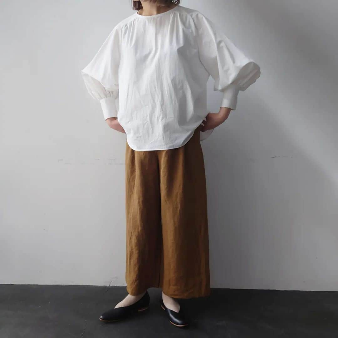 Enseのインスタグラム：「昨日に続き Ense wear のご紹介。  本日はワイドパンツ。  ●E-009　Linen Wide Pant  ・ライトブラウン ・フジ ・パープル　　 ・ライトブルー　　4色展開  こちらも 4月末頃入荷予定 ご予約可能商品となります。  定番ワイドパンツを 今回はリネン素材100% で仕上げました。  サラリと気持ち良く リネンならではの色感。。  ウエスト部分が 後ろのみゴムになっていて 履き心地も楽に仕上げています。  程よい広がりワイドパンツ　 前回はリネンとレーヨンの ミックスで少し落ち感あり  今回はリネン100%で サラリとした 涼しく軽い また違う気持ちの良い 履き心地。。  Ense Shop 実店舗 なら町店・京都三条店にて 実際ご覧、ご試着頂け ご予約可能です○  ※商品入荷は4 月末頃予定になります。  今回の 「 出張Ense in kanagawa 」にも お持ち致しますので 鎌倉の3日間も実際ご覧、 ご試着もして頂けご予約も 可能となります。  軽やかに気持ち良く リネンのワイドパンツで お色を取り入れて春夏を お楽しみ頂ければ◎  気になって下さいました方は ぜひ、店頭もしくは、 出張Enseにてお試し下さいませ◎  Ense Shop  なら町店・京都三条店  @kyoto_ense　 4月14日・15日・16日 出張Ense in kanagawaにて 現在は、 お試し・ご予約可能です。  春の奈良・京都 そして、鎌倉！ 古都をお散歩がてら ふらり遊びに お立ち寄り 下さいませ。  #Ense#ense #アンサ #奈良#京都 #なら町 #京都三条 #柳馬場 #古都 #bag#鞄 #Jewelry #Bridal#orderring #wallet#財布 #leather#革 #洋服#wear #出張Ense#鎌倉 #神奈川 #お洋服#春夏気持ち良く #パンツ #リネンパンツ #ワイドパンツ #linen100% #ブラウスはsihiraiさん」