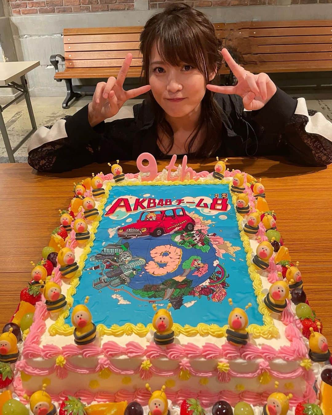 岡部麟さんのインスタグラム写真 - (岡部麟Instagram)「ケーキ〜🥰9年間の中で1番エイトくんを心の底から可愛いと思った🐝 私が描いたロゴケーキになってて嬉しい〜☺︎  #AKB48 #team8 #チーム8   #結成9周年特別公演」4月6日 23時59分 - beristagram_1107