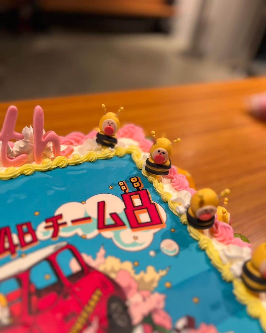 岡部麟さんのインスタグラム写真 - (岡部麟Instagram)「ケーキ〜🥰9年間の中で1番エイトくんを心の底から可愛いと思った🐝 私が描いたロゴケーキになってて嬉しい〜☺︎  #AKB48 #team8 #チーム8   #結成9周年特別公演」4月6日 23時59分 - beristagram_1107