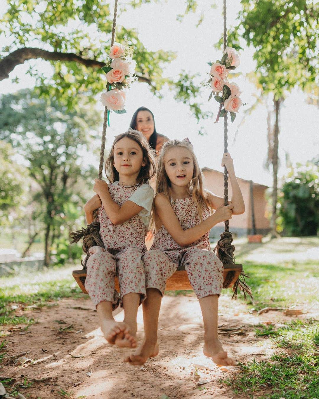 シェイラ・カストロのインスタグラム：「Outro dia uma de minhas filhas foi bem cedinho pro meu quarto, ainda não era hora de levantar... Eu disse pra ela deitar comigo pq a mamãe queria dormir mais. Ela não queria dormir mais, mas deitou, e eu tb não queria, mas fingi que estava dormindo, e ela começou a fazer carinho em mim… E foi tão gostoso. Eu costumo fazer carinho nelas quando estão dormindo, e tb acordadas, mas foi a primeira vez que eu recebi isso estando “dormindo”. E eu senti amor da minha filha por mim. Ali, naquele toque.   E fiquei pensando sobre esse amor que não pede nada em troca, esse amor que nasce quando um filho nasce, que transcende tudo. Esse amor de mãe pra filho. Eu sei que na primeira infância das minhas filhas eu sou tudo pra elas, e talvez seja o único momento que o amor de filho pra mãe é parecido com o de mãe pra filho, pois depois disso nossos filhos descobrem o mundo e muitos outros amores! E vai acabar isso de eu continuar sendo tudo pra elas. E tá tudo bem. Só quero aproveitar isso ao máximo!  E além dessa reflexão, queria deixar registrado aqui que elas são tudo pra mim, desde que nasceram e pra sempre. E o toque delas é a melhor coisa do mundo!!! Filhas, amo vcs! Amo pra sempre! Sou a mãe mais feliz do mundo por ter sido abençoada por ter duas menininhas que enchem minha vida de alegria e amor!!!」