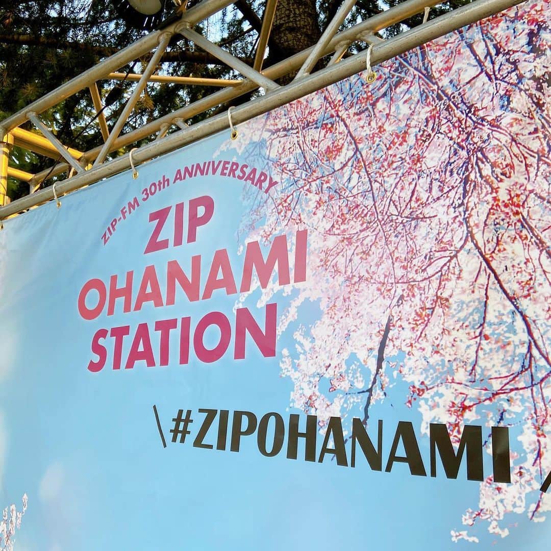 高樹リサさんのインスタグラム写真 - (高樹リサInstagram)「🌸. #zipfm OHANAMI STATION 新番組「OVER VIEW」の公開生放送 みにきてくださった方ありがとうございました😊 ようやく私もZIP-FMのお花見イベント、 参加できて嬉しかったです✨ . 今週は月曜、水曜木曜金曜と名古屋にいるから 局内にいても「おー！」って声をかけてもらったり🤭 . 明日はFRIDAY  MUSIC PUZZLEです🧩 よろしくお願いします(*Ü*)✌️」4月7日 0時10分 - lisalisa_takagi