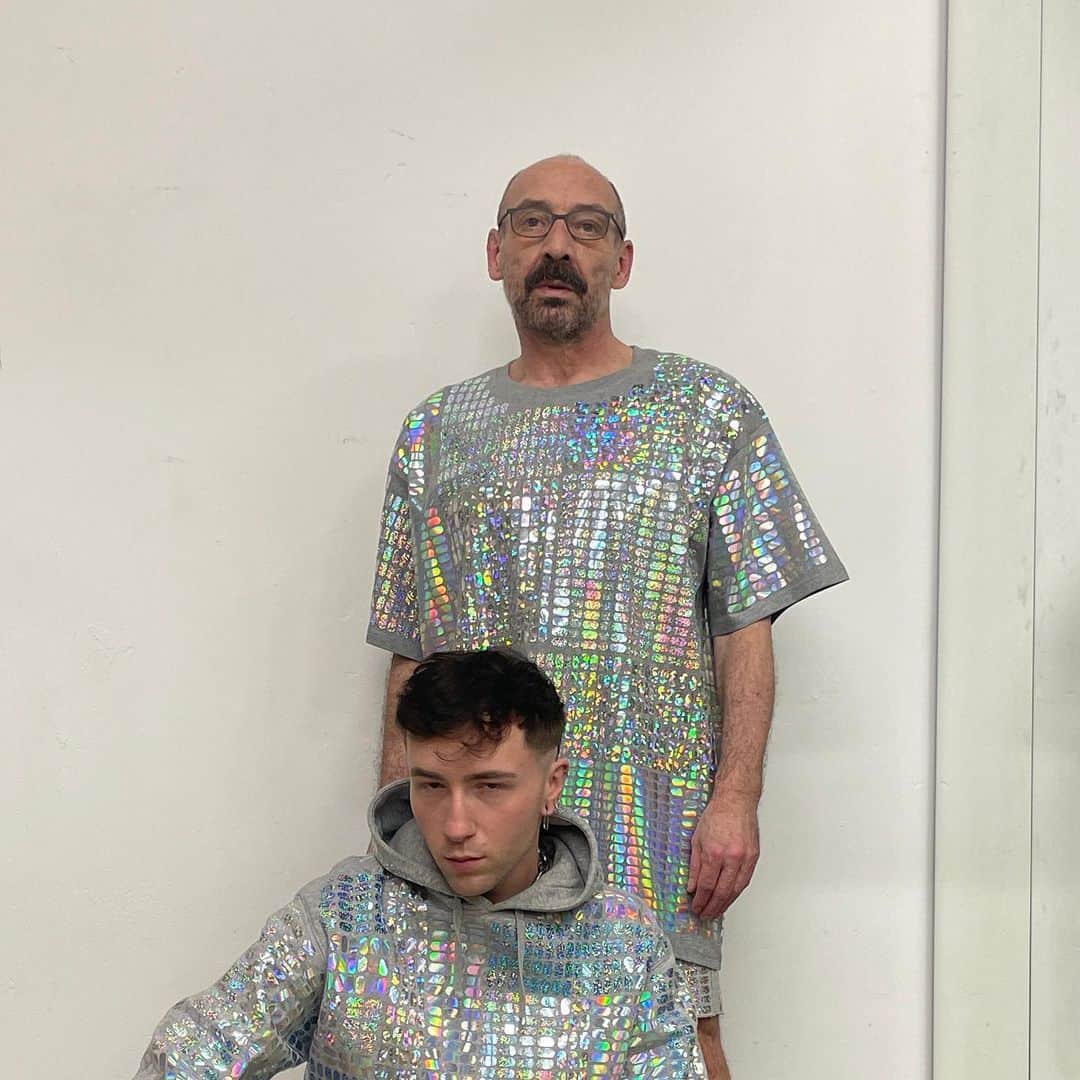 スタースタイリングのインスタグラム：「Ok, the other one bites the dust. He didn’t wanted to be cut off. Here we are…@hugologie 🐸. #otheronebitesthedust #starstyling #ilovecolors」
