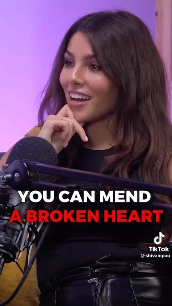 スティナ・サンダースのインスタグラム：「How can you mend a broken heart? 💔   Fixing the neural pathways, duh!  Jokes aside healing a break-up comes down to re-wiring the brain. 🧠 Understanding the neuroscience of heartbreak can help us better understand how to heal from the physical and emotional pain caused by a breakup.   There are a few things we can do that are essential to surviving and healing from heartbreak, based on what we know from studies.  One of these is recalibrating the brain into focusing on something new, like a new activity. Whether that’s joining a gym or a new club, this will naturally create dopamine in the brain which will help the feelings of craving and withdrawal. Science is cool, huh? #heartbreak #breakup」