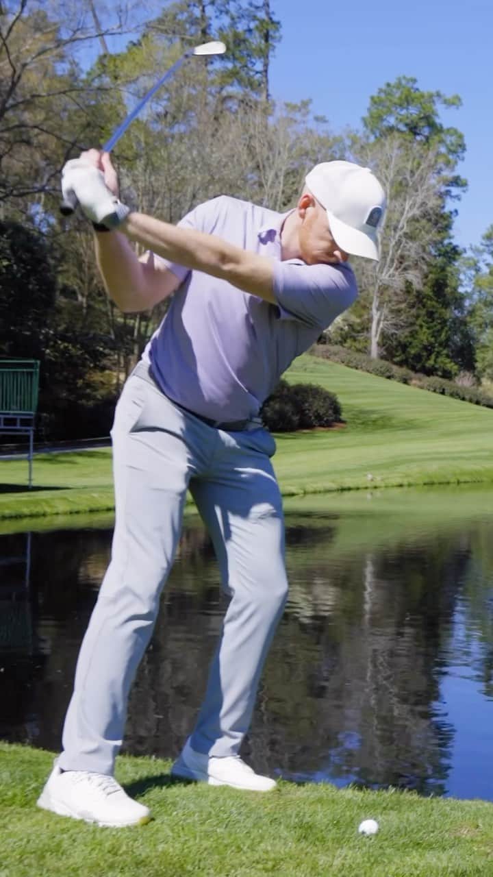 Dude Perfectのインスタグラム：「Happy Thursday at #themasters! Throwback to a little skip challenge on 16 last year 👀⛳️」