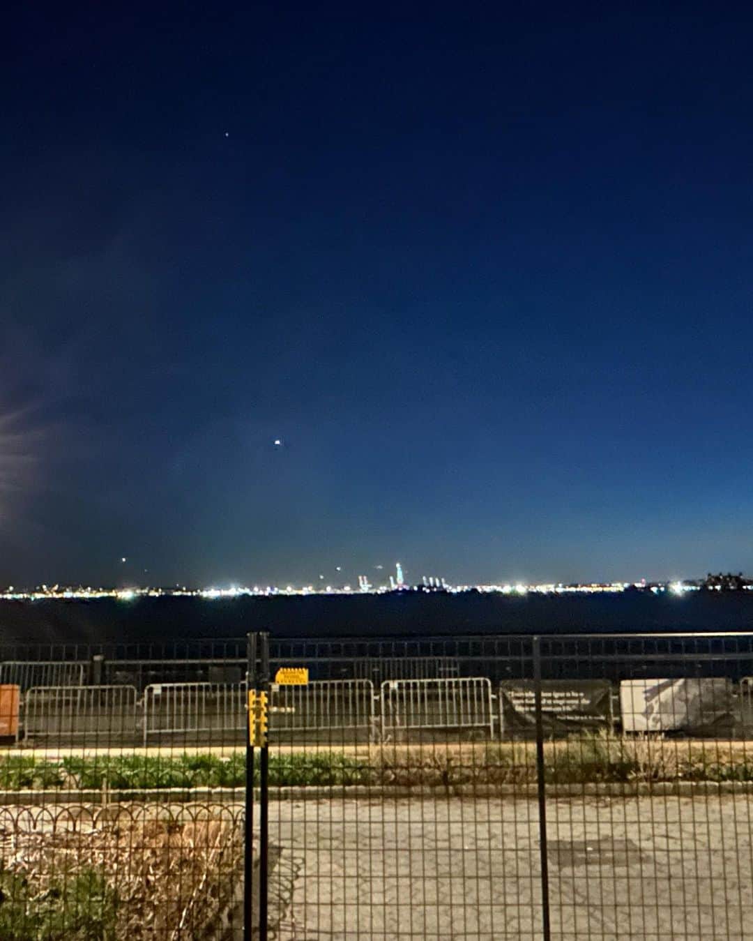 中岡由佳さんのインスタグラム写真 - (中岡由佳Instagram)「❇︎ 2023.03.30 時差で夕方昼寝をし、目覚めて夜の散歩へ。ギフトショップでニューヨークのパトカーを買い、バッテリーパークを周り、夜景を見てきました🌃 #policecar  #batterypark  #nyc」4月7日 0時25分 - yuka_nakaoka