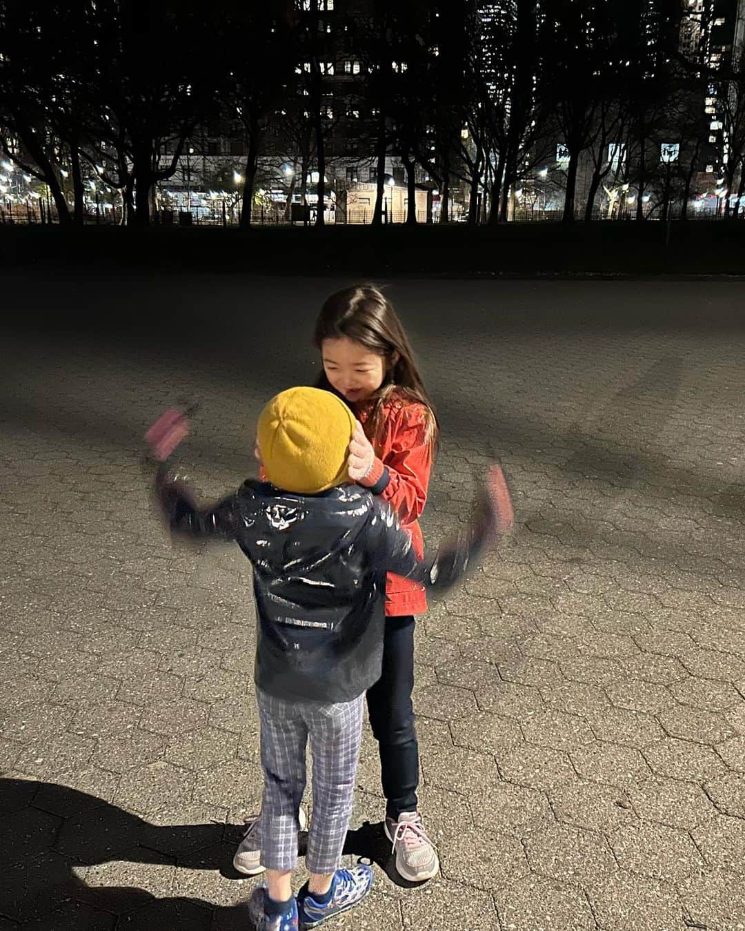 中岡由佳さんのインスタグラム写真 - (中岡由佳Instagram)「❇︎ 2023.03.30 時差で夕方昼寝をし、目覚めて夜の散歩へ。ギフトショップでニューヨークのパトカーを買い、バッテリーパークを周り、夜景を見てきました🌃 #policecar  #batterypark  #nyc」4月7日 0時25分 - yuka_nakaoka