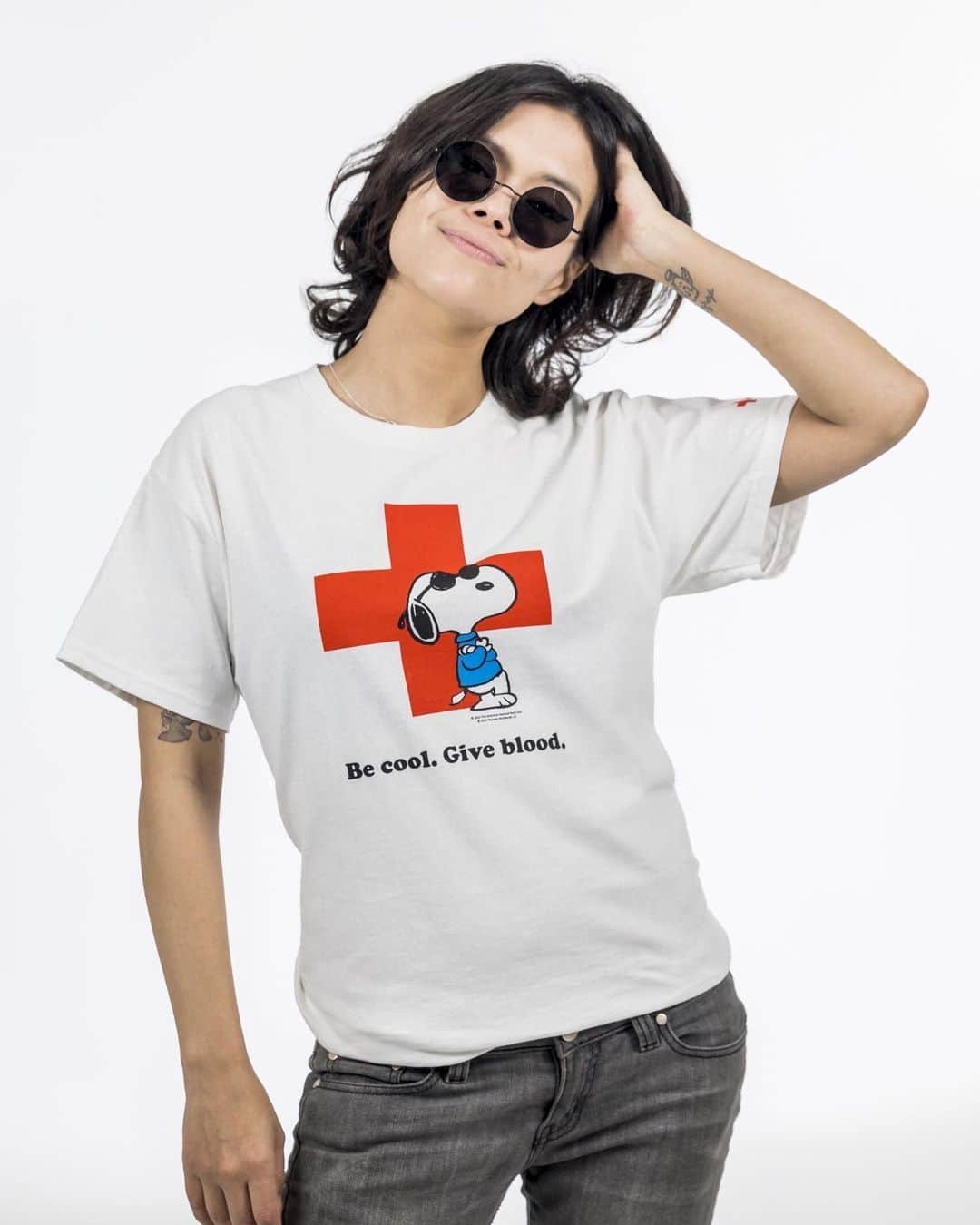 スヌーピーのインスタグラム：「This April, the American Red Cross is teaming up with Peanuts to offer those who come to give blood an exclusive Joe Cool T-shirt! Make an appointment April 1-23 & grab yours while they last. Tap the link in the @americanredcross bio to get started!  #Snoopy #Peanuts #BloodDonor #GiveBlood #PlateletDonor」