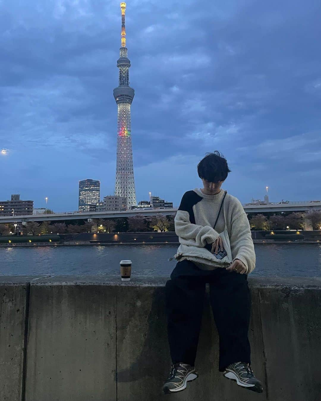 吹春友介のインスタグラム：「⠀ UNIQLOのショルダーバッグ使いやすい🚶‍♂️  スカイツリー久しぶりに近くでみたけど、これ人間が建てたの冷静にすごい〜👏  この日いっぱい歩いたけどSALOMONめっちゃ歩きやすくてノーダメージでした🫶 #uniqlo #ユニクロ #ユニクロ購入品  #salomon #salomonxt6 #xt6」