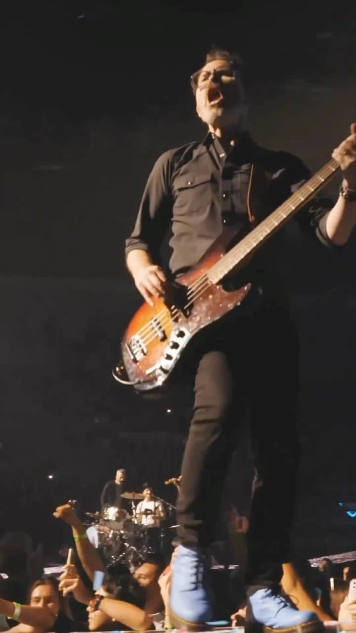 The Lumineersのインスタグラム：「Happy Birthday to our long time friend and amazing bassist @thebyronisaacs 🥳  📹: @theoppositeoflovesindifference」