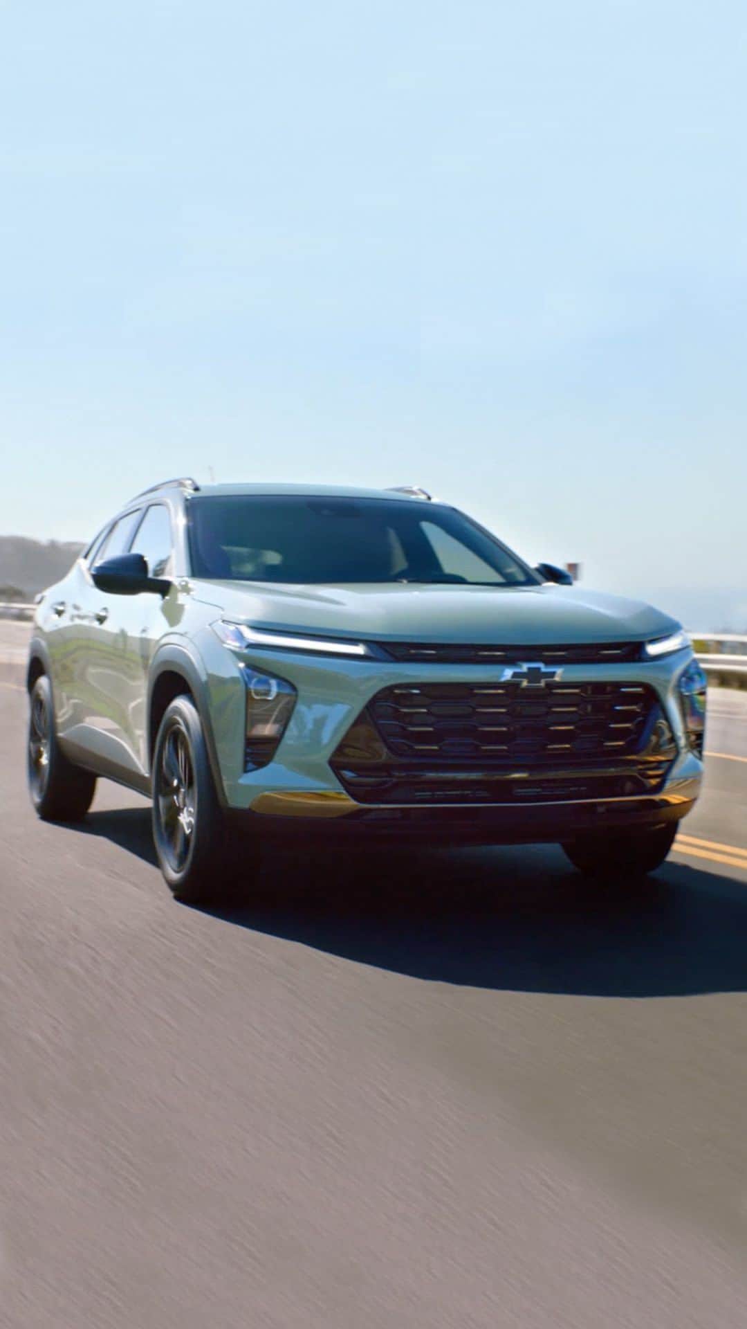 シボレーのインスタグラム：「Stay plugged in without plugging in. The All-New 2024 #ChevyTrax features an array of wireless tech and starts under $25,000.」