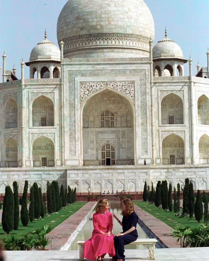 ヒラリー・クリントンさんのインスタグラム写真 - (ヒラリー・クリントンInstagram)「One of our most special trips together: The Taj Mahal with Chelsea, 1995. #tbt」4月7日 0時44分 - hillaryclinton