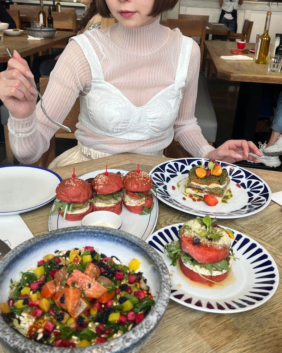 あさぎーにょさんのインスタグラム写真 - (あさぎーにょInstagram)「幸せ写真多すぎて載せきれない😵‍💫❣️  アルベルト氏が大好きでよく訪れている野菜レストランでは 野菜ラザニアやスイカのハンバーガー的なお料理が！！  @flaxandkale.es  美味しすぎて日本のみんなに持って帰りたいほど感動した😭  ヘルシーな料理大好き💫💫💫  そして有名なパティシエのカフェで クリエイティブなケーキを🧁 ケーキの柄キレイすぎ！！ @escriba1906   有名な市場MERCAT DE LA BOQUERIAでは オリーブの料理や生ハム、オイスター、タパス、フルーツなどが沢山！！！  お願いだから胃袋よ 今だけ大きくなってくれよ と祈った🥹  スペインって本当に美味しいもので溢れてる！何食べても踊り出したくなるおいしさ！！！  絶対に太って帰る😂！！！ 何キロ太るでしょう🫃…⚡︎  @simonerocha_  @2000.archives  @maisonspecial_women  #スペイン旅行 #バルセロナ#カタルニア #スペイン#海外旅行#旅行」4月7日 0時42分 - asagiinyo